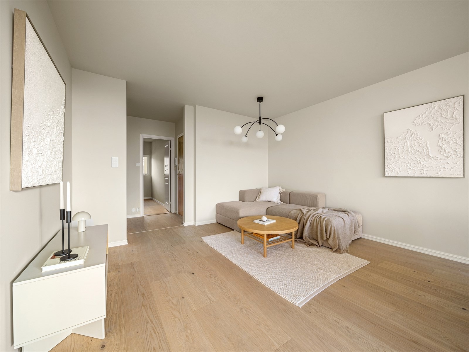 Gulvet er belagt med et flott 1-stavs parkettgulv. Galleribilde