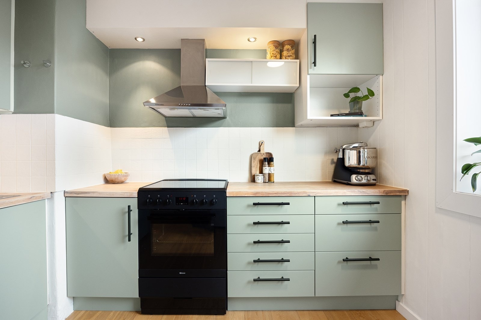 Kjøkkenet har god oppbevaringsplass i over- og underskap, samt en lys heltre benkeplate som gir et tidløst uttrykk. Galleribilde