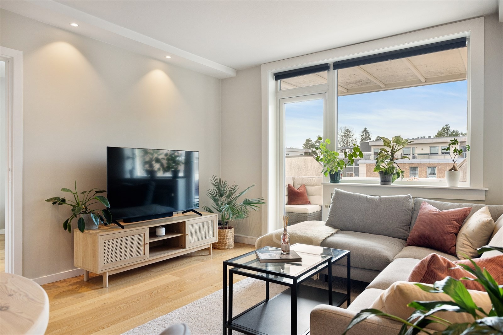 Rommet har innfelte downlights i innkassering, som gir ekstra detaljer og skaper hyggelig belysning hele dagen. Galleribilde