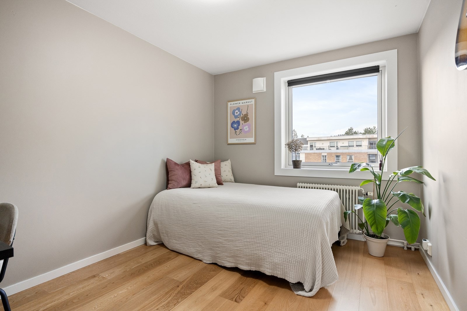 Soverom 2 ligger på motsatt side av leiligheten, noe som gir ekstra privatliv. Rommet har god plass til dobbeltseng og kan også brukes som hjemmekontor eller hobbyrom. Galleribilde