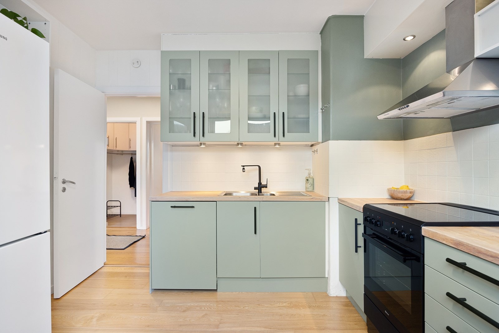 Kjøkkenet har over- og underskap med slette fronter, heltre benkeplate, nedfelt kum, kran med ettarmet armatur, integrert oppvaskmaskin, frittstående stekeovn og kjøleskap. Kjøkkenventilatoren har egen kanal som enkelt fjerner stekeosen. Galleribilde