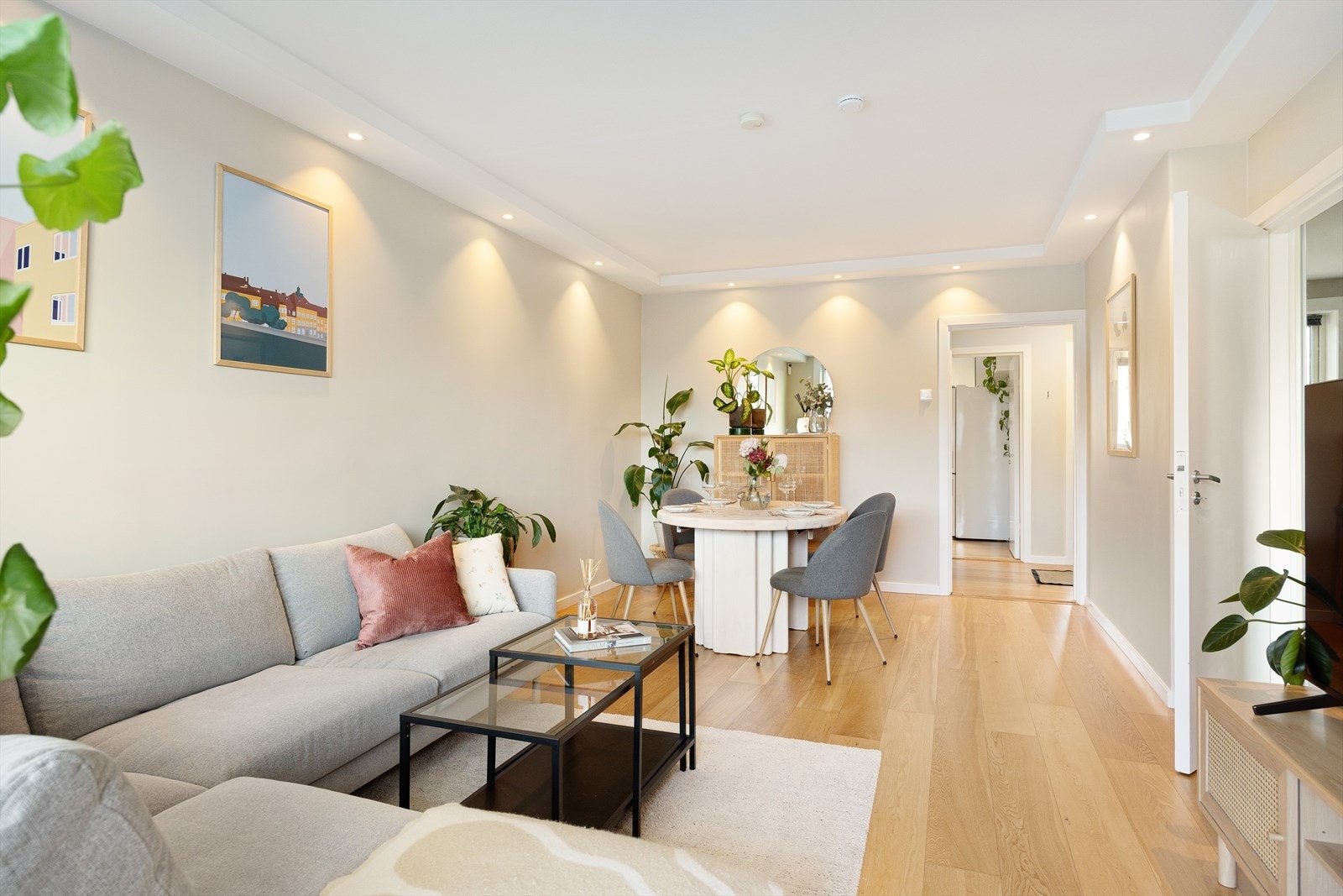 Boligen har en stor stue med et møbleringsvennlig areal, som gir gode muligheter for å innrede og sette sitt eget preg på rommet. Galleribilde