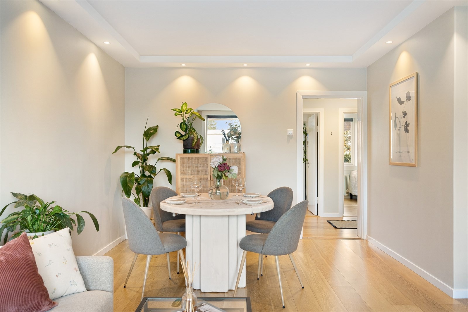 Alle oppholdsrom har lys en-stavs parkett, og i 2023 ble overflatene malt i lyse farger som gir leiligheten en romslig og åpen følelse. Galleribilde