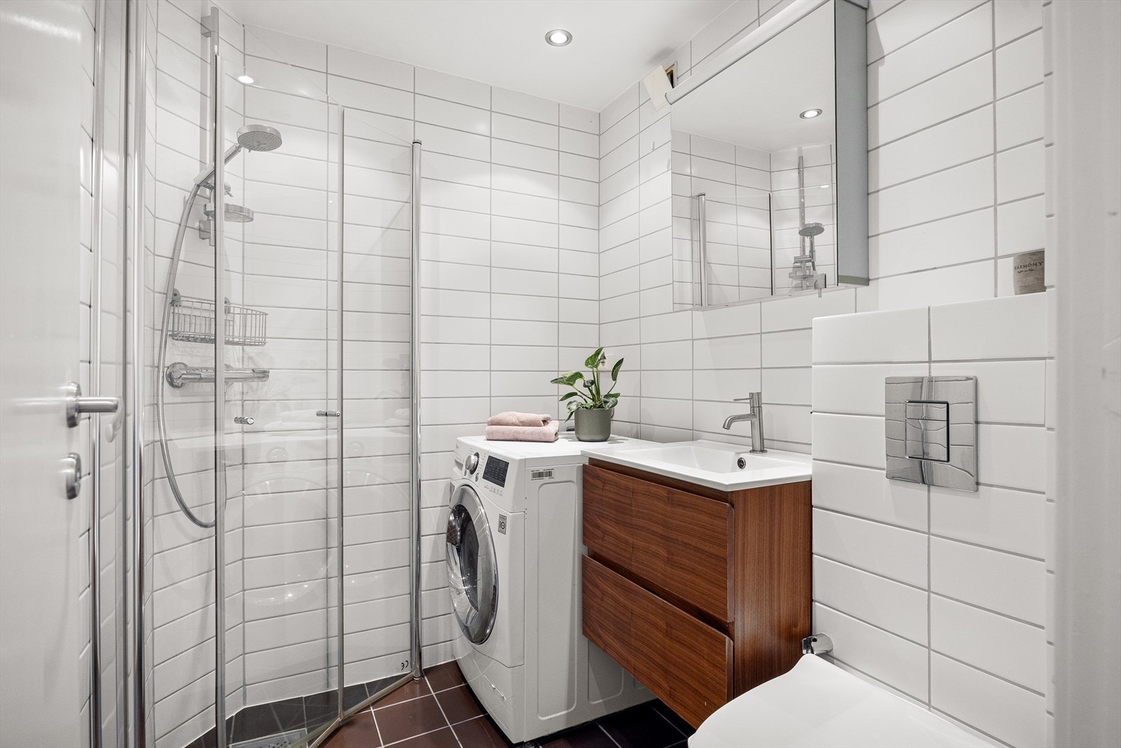 Boligen har et fint flislagt bad, oppgradert i 2012, med servantskap, speilskap, dusjhjørne med foldbare glassdører og vegghengt toalett. Galleribilde