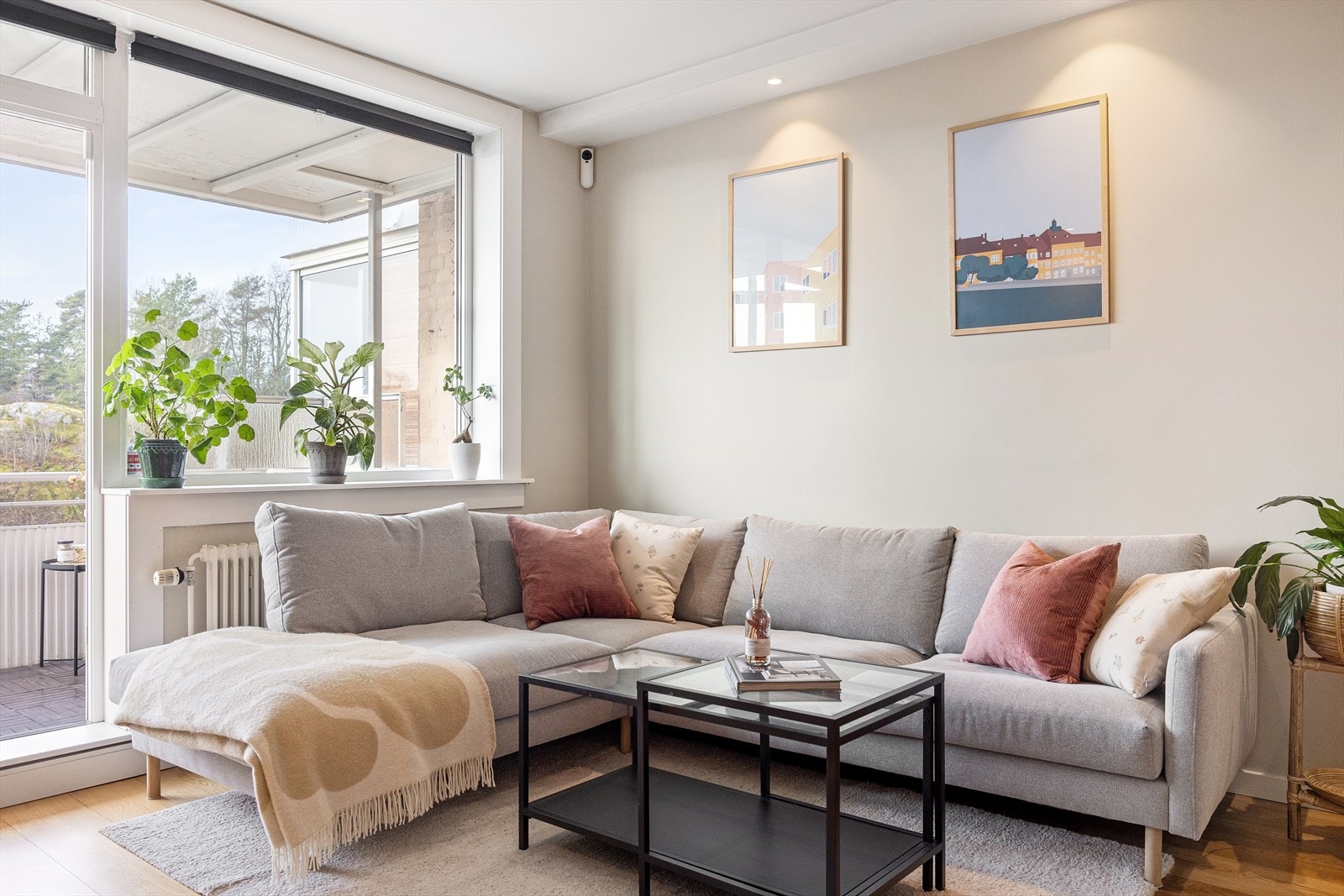 Stuen har store vindusflater som fyller rommet med naturlig lys. Galleribilde