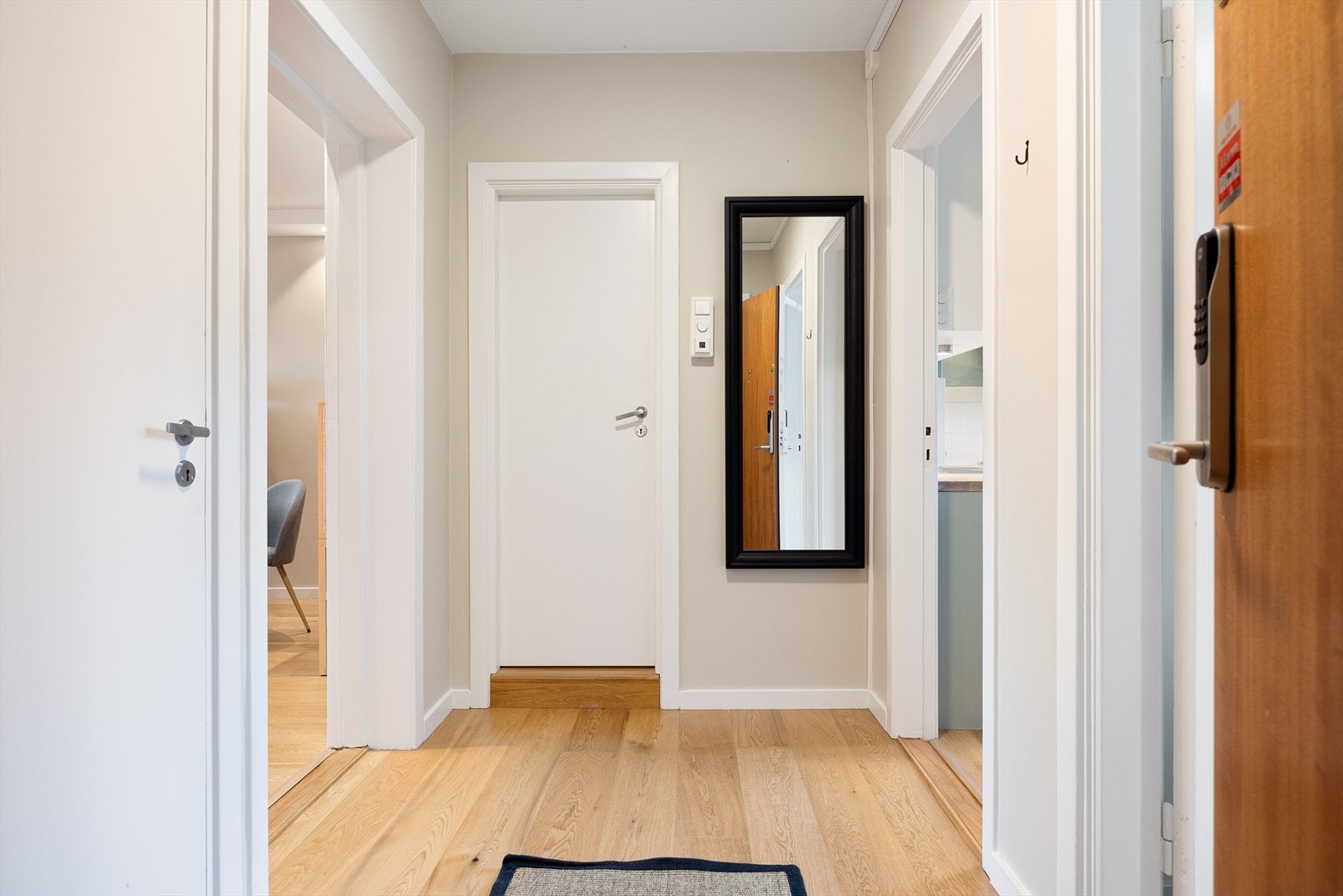 Boligen har en romslig entré med walk-in closet. Galleribilde