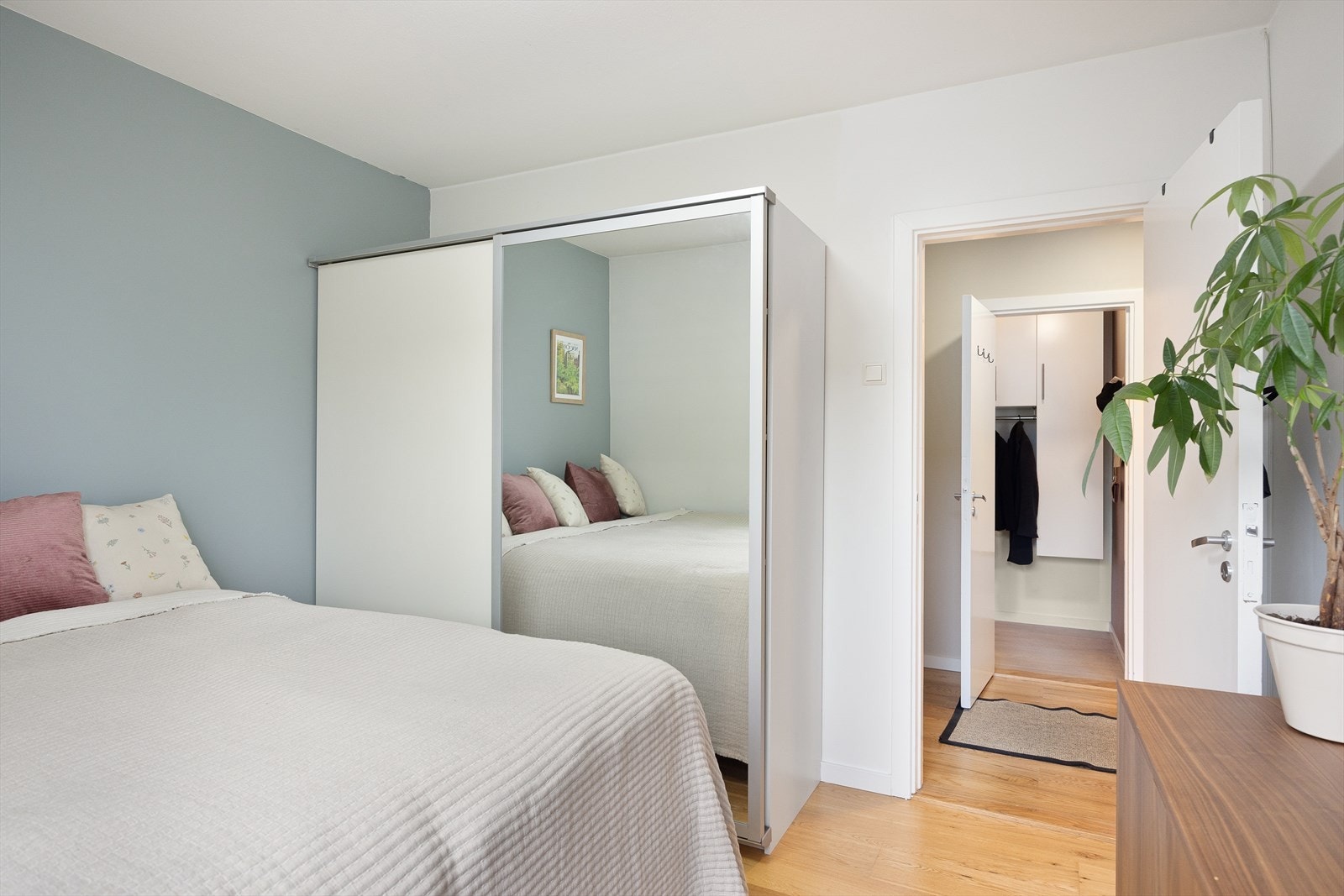 Det er også plass til et stort garderobeskap, som gir gode oppbevaringsmuligheter. Galleribilde