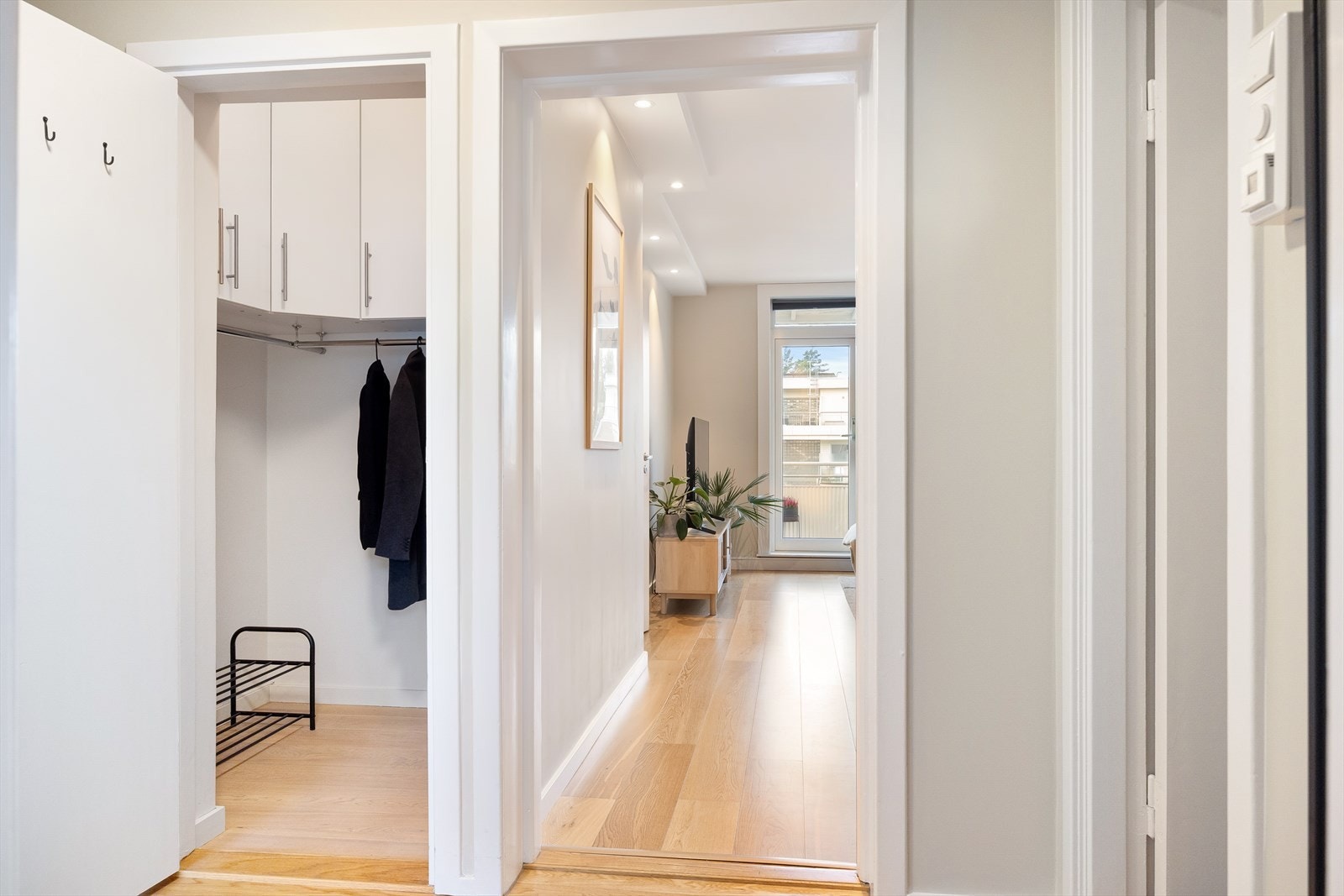 Walk-in garderoben tilbyr rikelig med oppbevaringsplass i boligen. Galleribilde