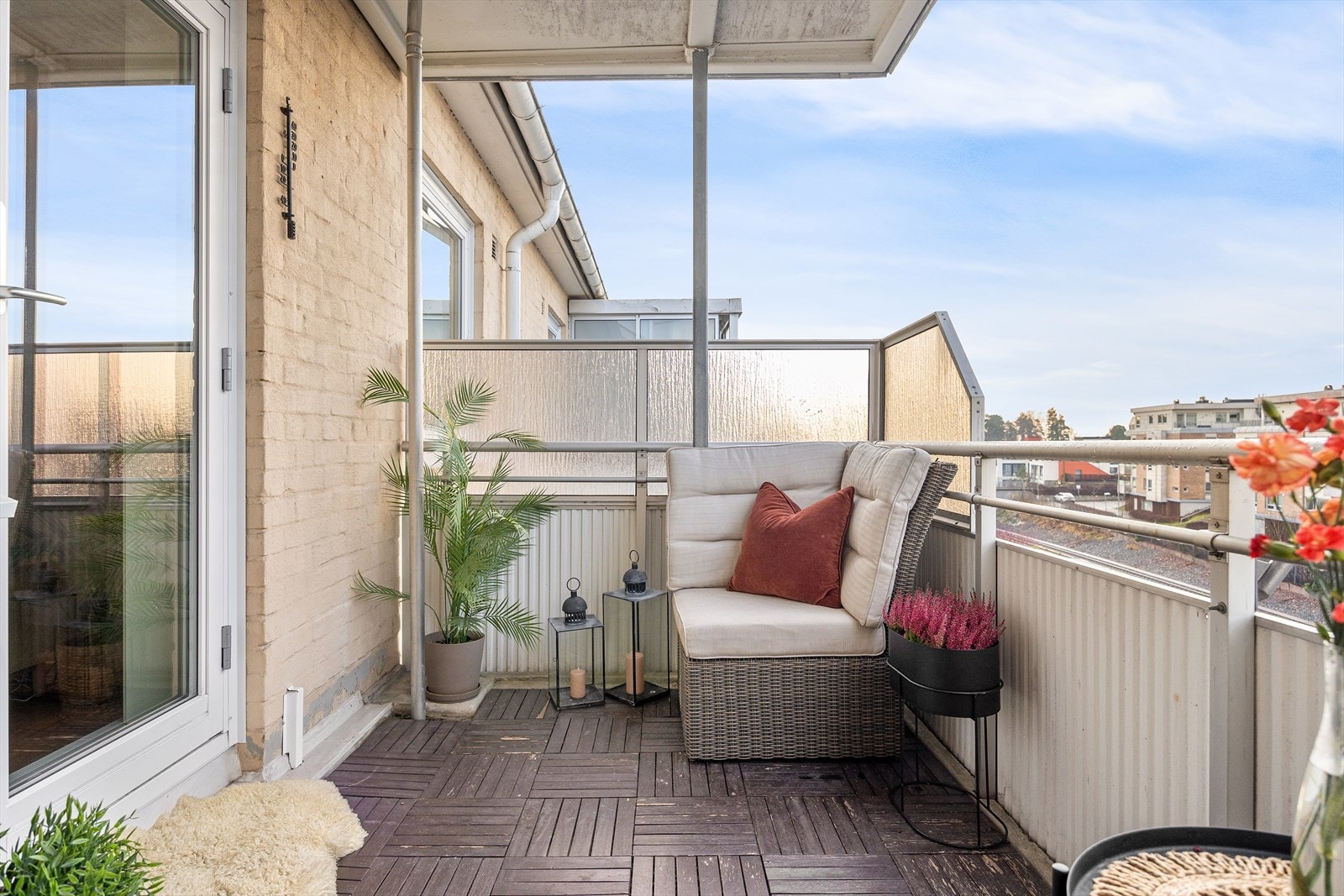 Boligen har en stor, vestvendt balkong med gode solforhold, som gir perfekte rammer for å nyte lange sommerkvelder i solveggen. Galleribilde