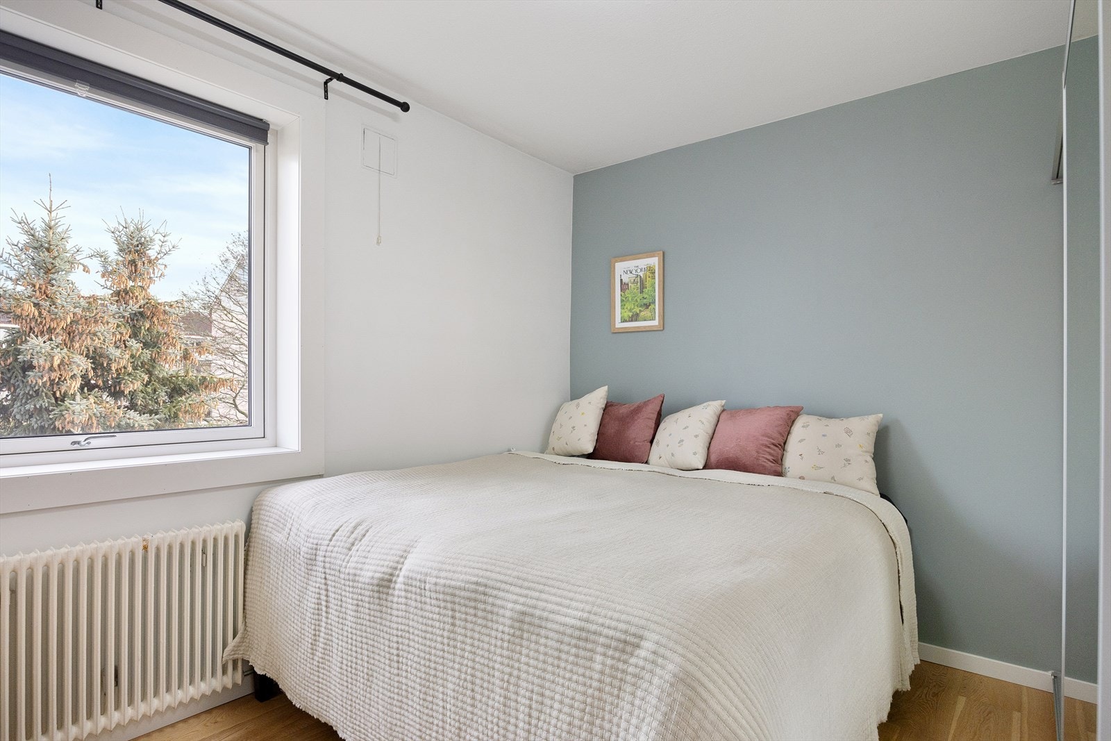 Soverom 1 er romslig og har plass til dobbeltseng. Rommet vender ut mot den rolige, grønne bakgården. Galleribilde