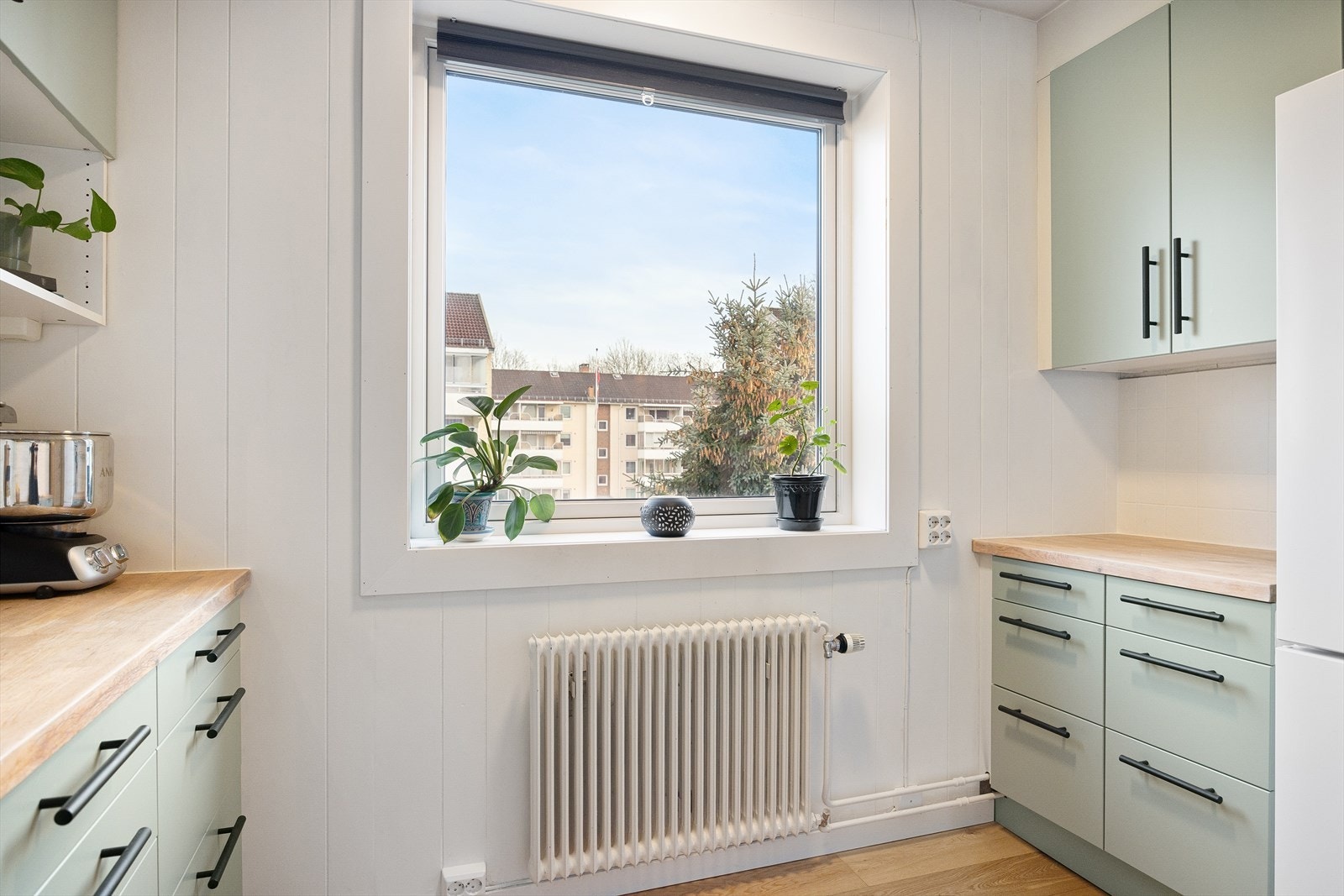 Kjøkkenet har plass til en liten spisekrok ved vinduet, med fin utsikt mot borettslagets grøntarealer. Galleribilde