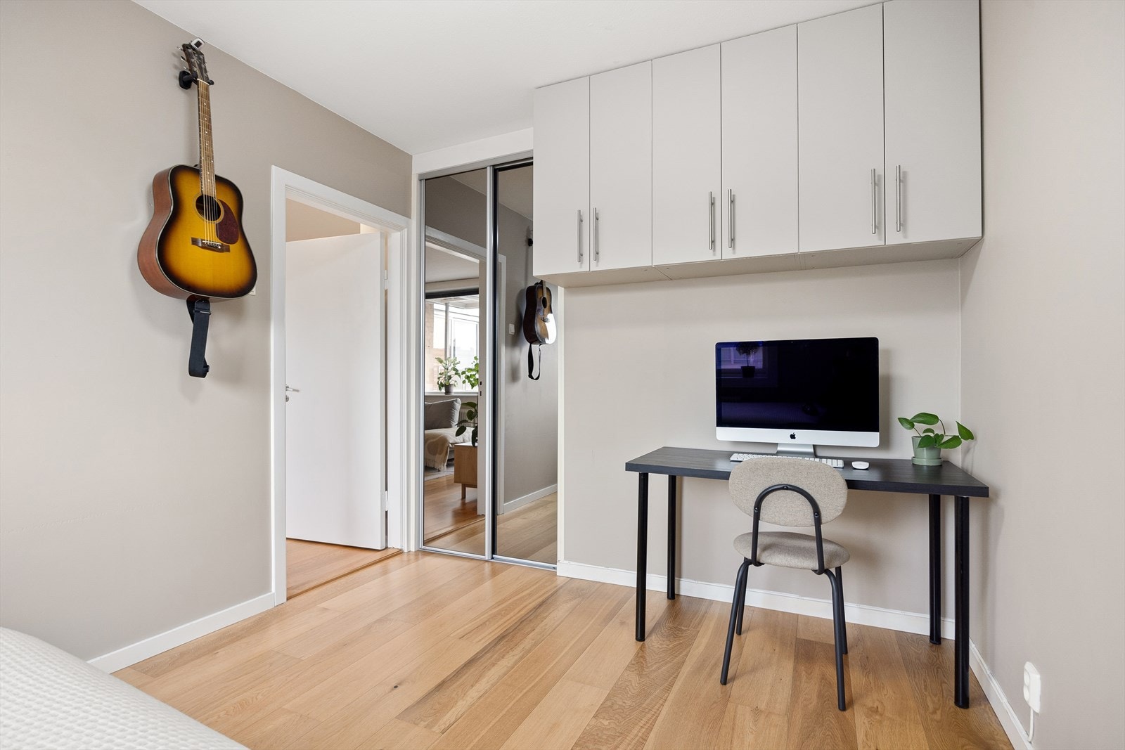 Rommet har plassbygd skap med speilfronter og overskap for ekstra oppbevaring. Galleribilde