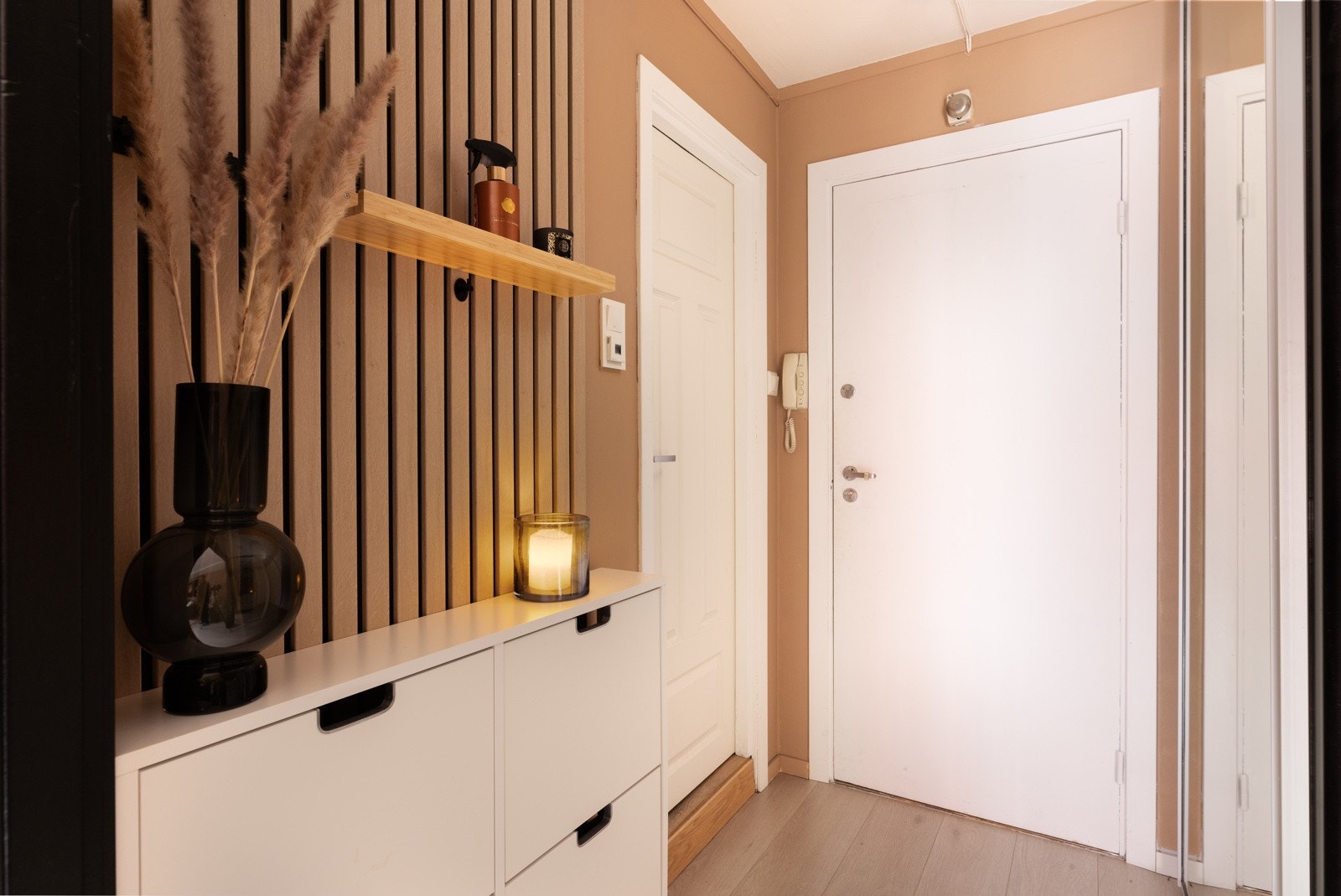 Leiligheten har en lys entré med stor skyvedørsgarderobe med fronter av speil som byr på gode oppbevaringsmuligheter. Galleribilde
