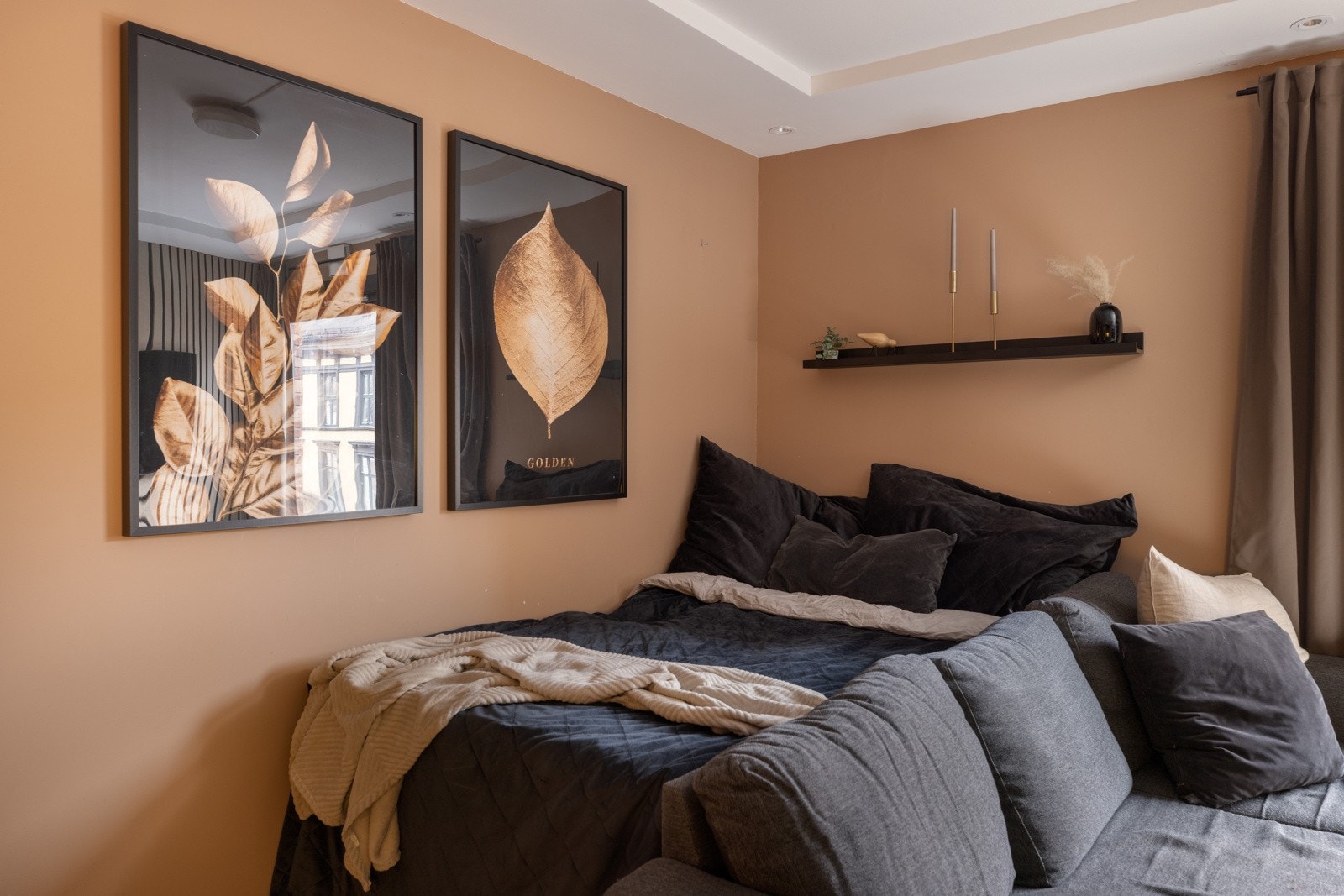 Her har du plass til sofa, spisegruppe, seng, tv-benk og stuebord. Galleribilde
