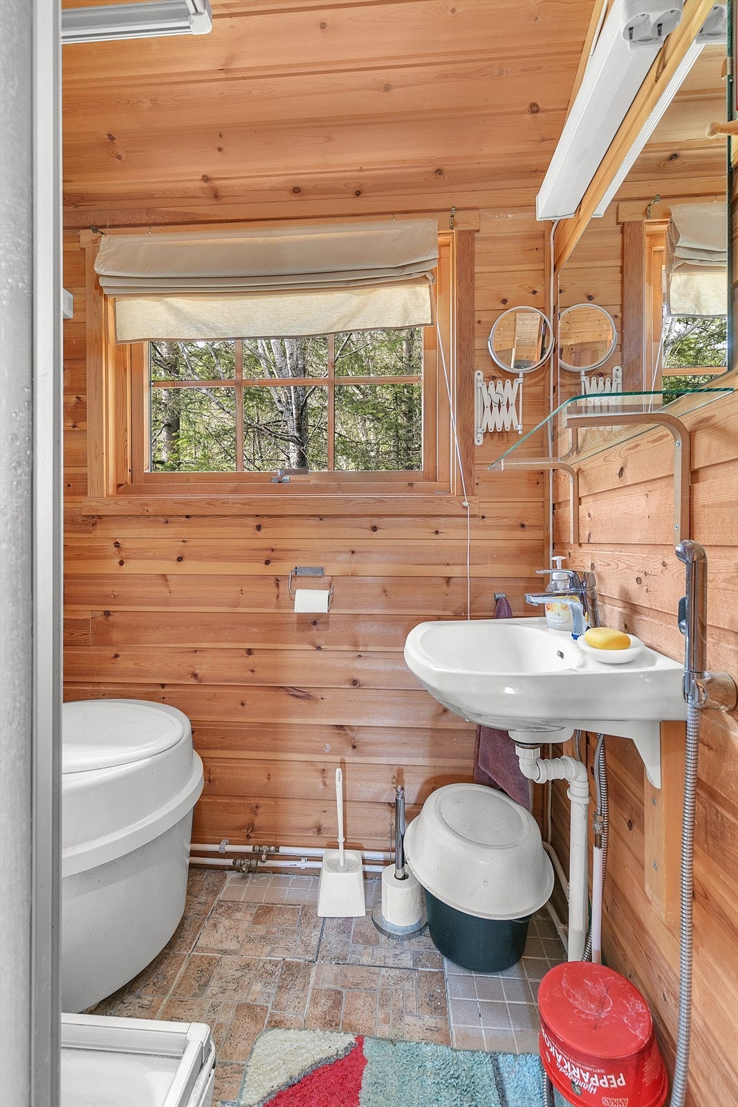 Bad med dusjkabinett, servant og Husqvarna bøttetoalett med avlufting over yttertak, her kan du installere forbrenningsdo Galleribilde