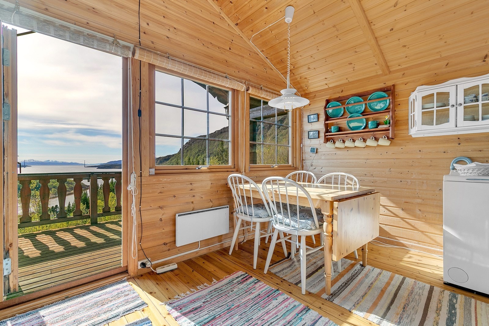 Her er det plass til spisegruppe ved vinduene Galleribilde