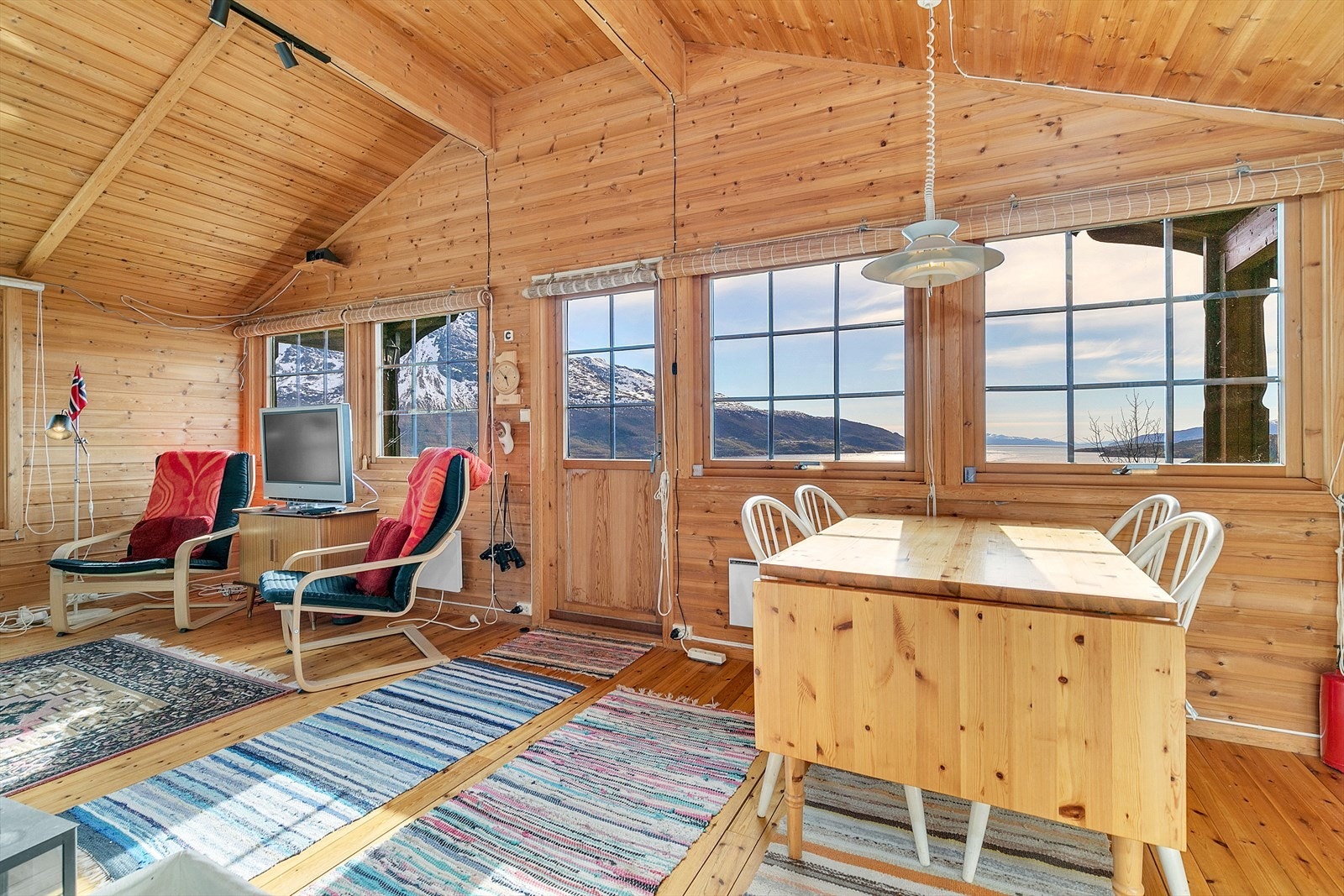 Mange vindusflater gir godt med lysinnslipp Galleribilde