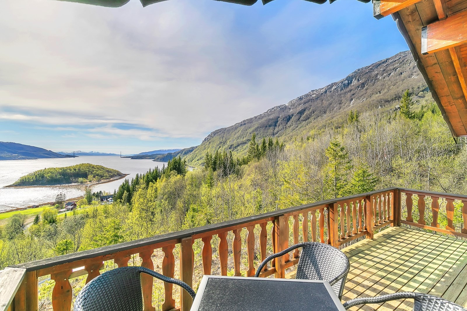 Storslått utsikt og gode solforhold fra verandaen! Galleribilde