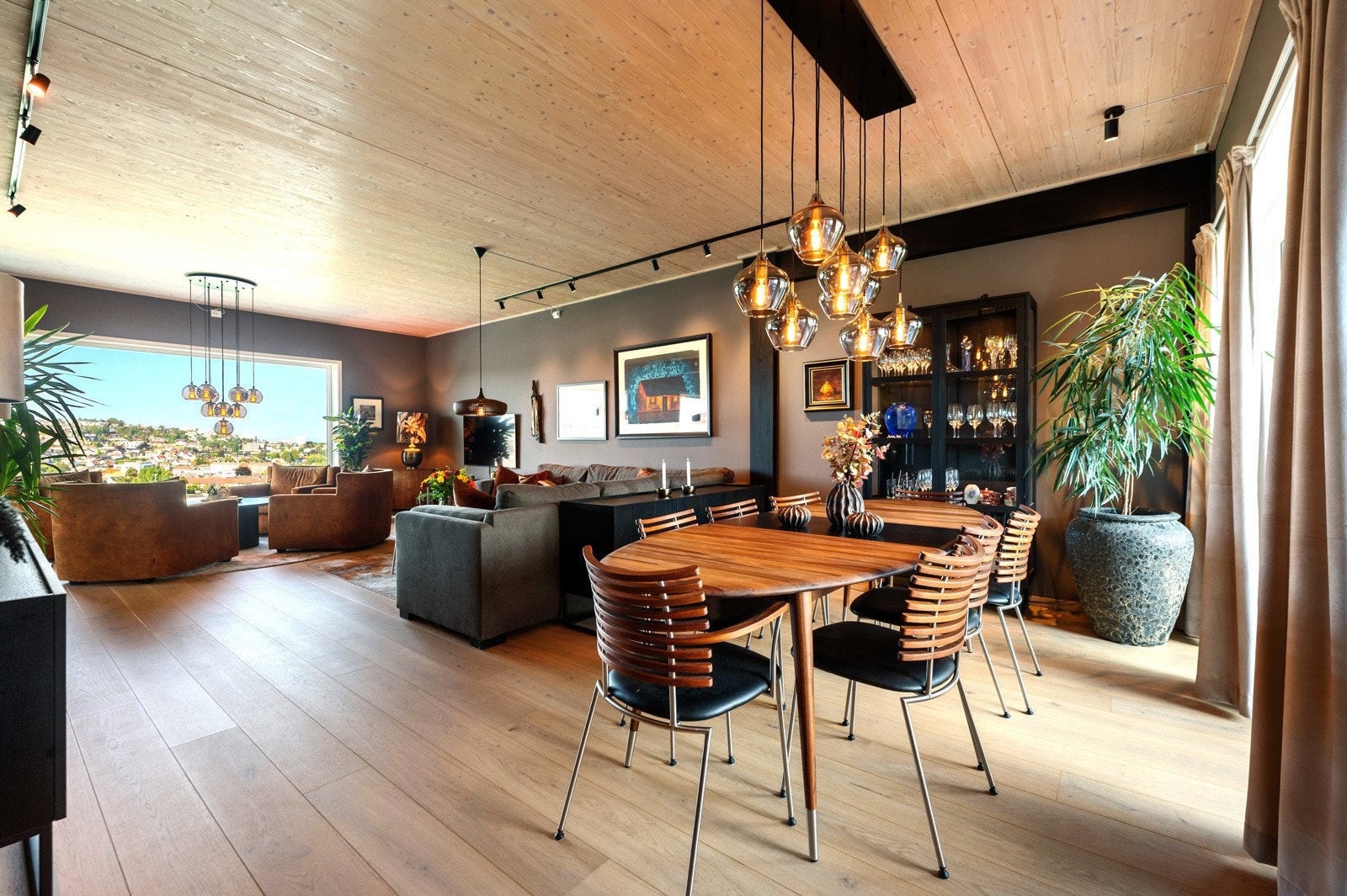 Godt lysinnslipp og store vindusflater. Det er vannbåren varme og balansert ventilasjon i leiligheten. Galleribilde