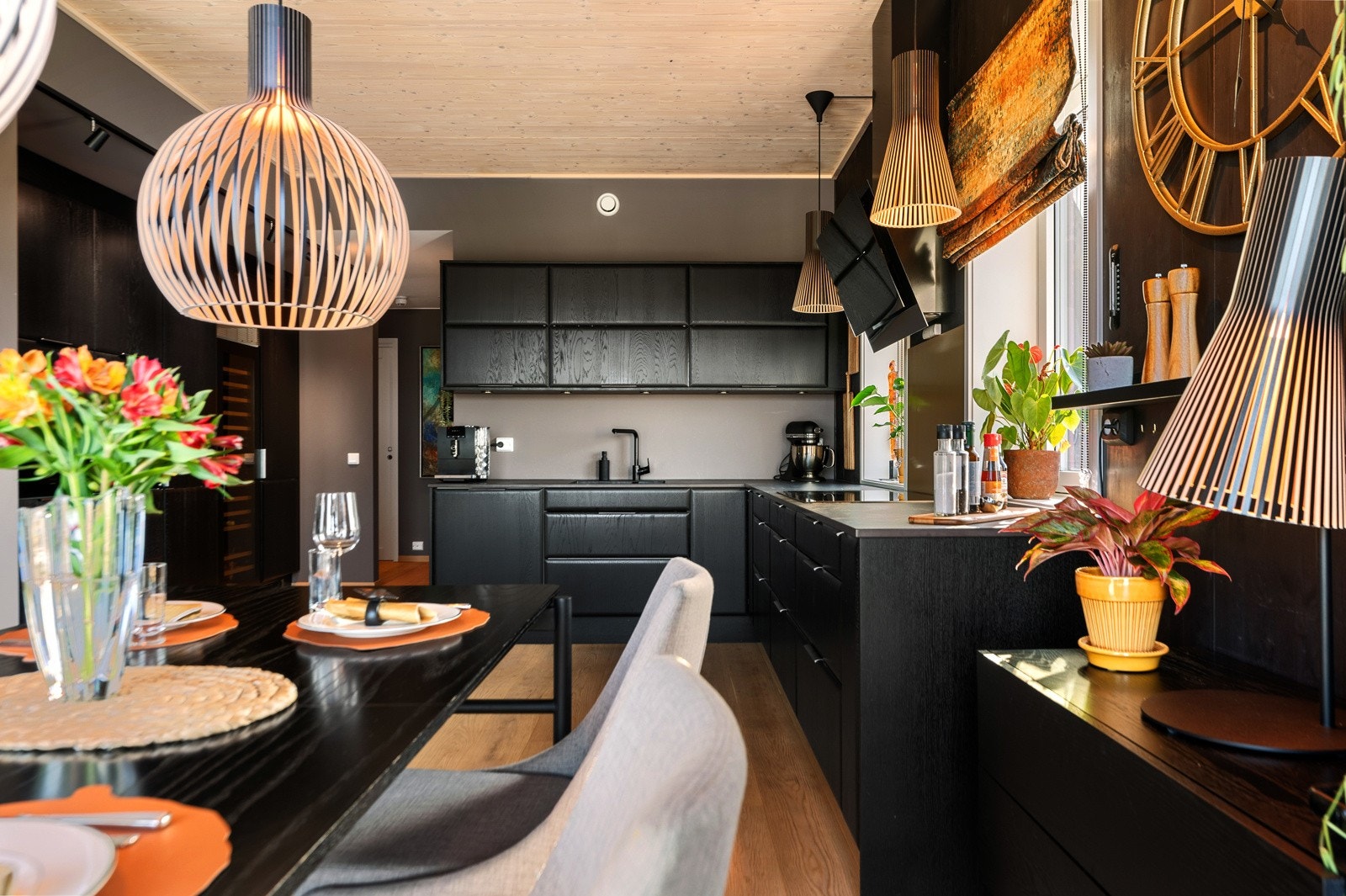 Rålekkert kjøkken i sort utførselse med integrerte hvitevarer. Galleribilde