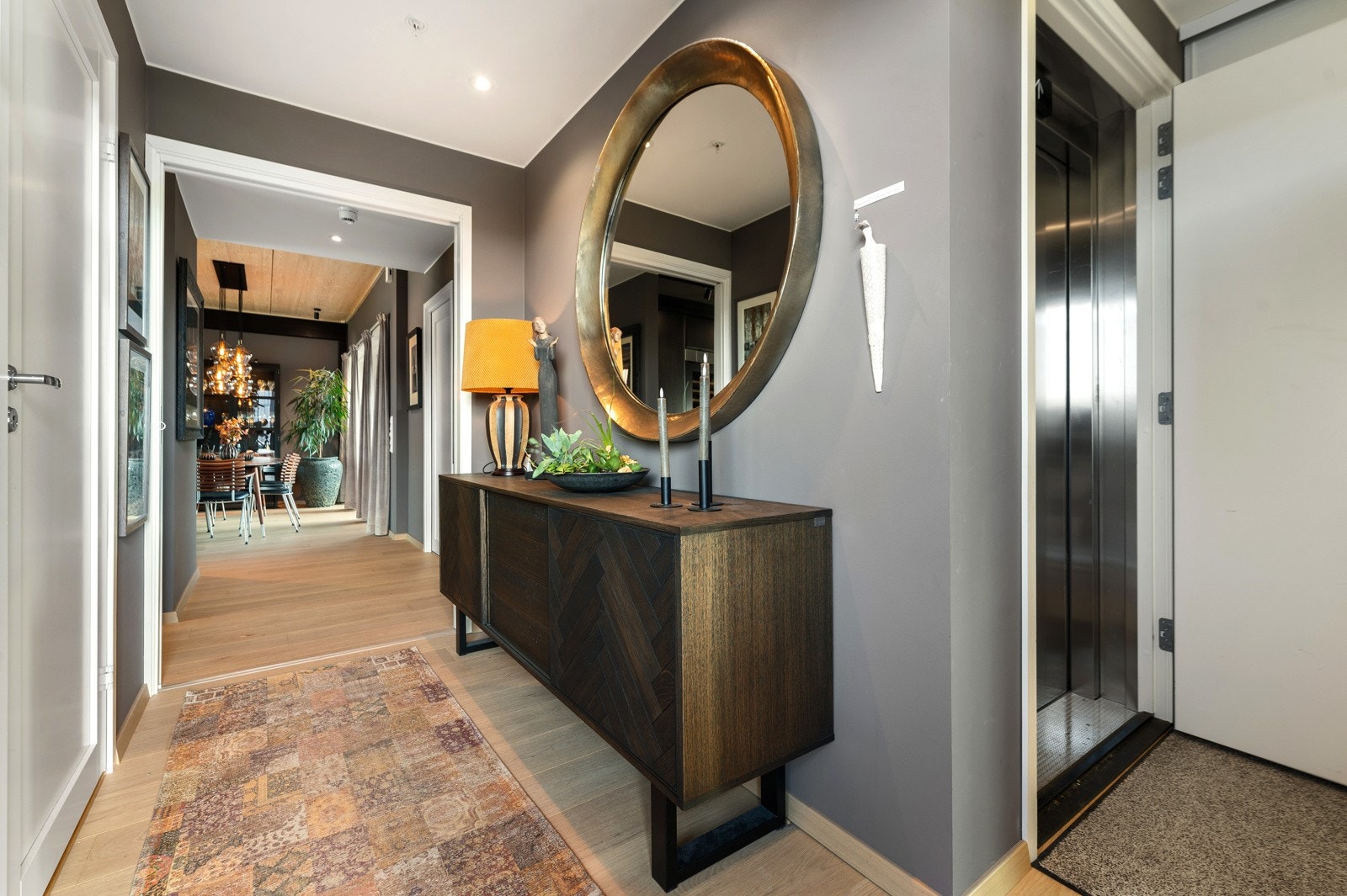 Leiligheten har et innbydende inngangsparti. Direkte, trappefri adkomst fra heis. Galleribilde