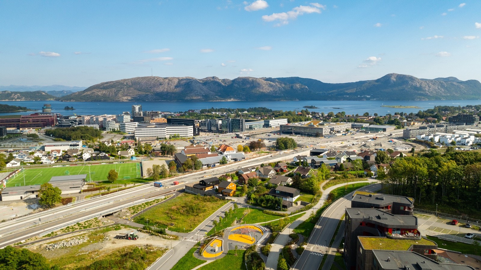 Sentralt i nye Hinna Park står den effektive bussveien som bygges. Den blir en livsnerve i aksen mellom Stavanger og Sandnes og videre i retning Forus og flyplassen. Galleribilde