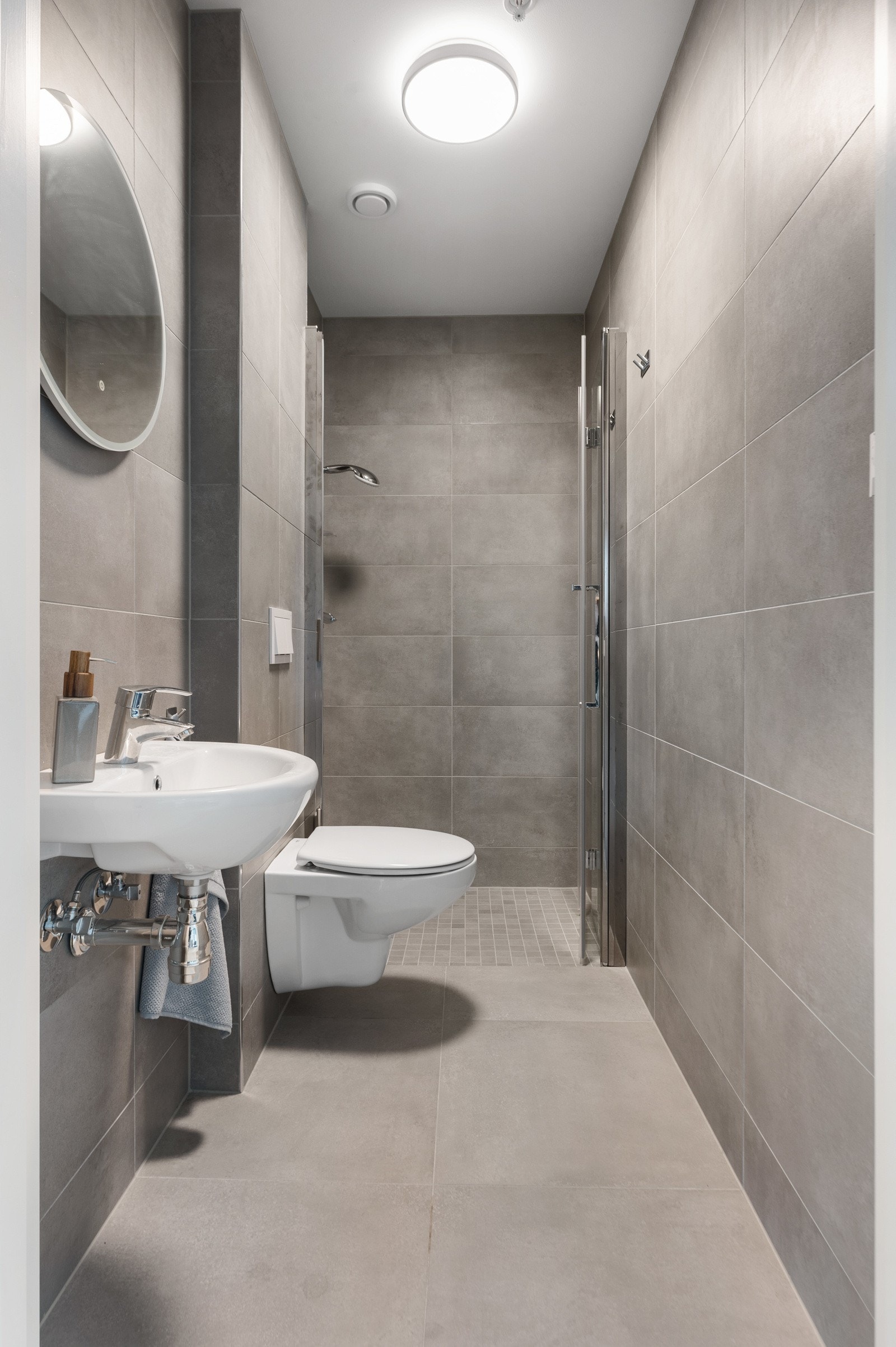 Bad nr.2 i sammenheng med soverom 2. Fullt utstyr med servant, vegghengt toalett og dusj. Galleribilde