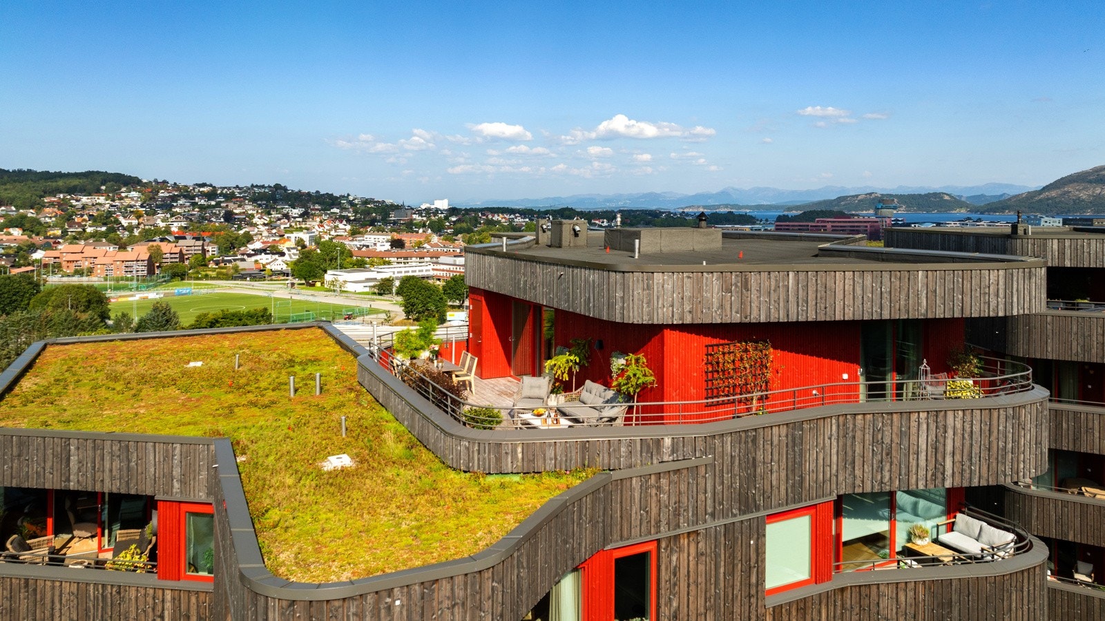 Leiligheten ligger svært bra til i byggets øverste etasje. Galleribilde