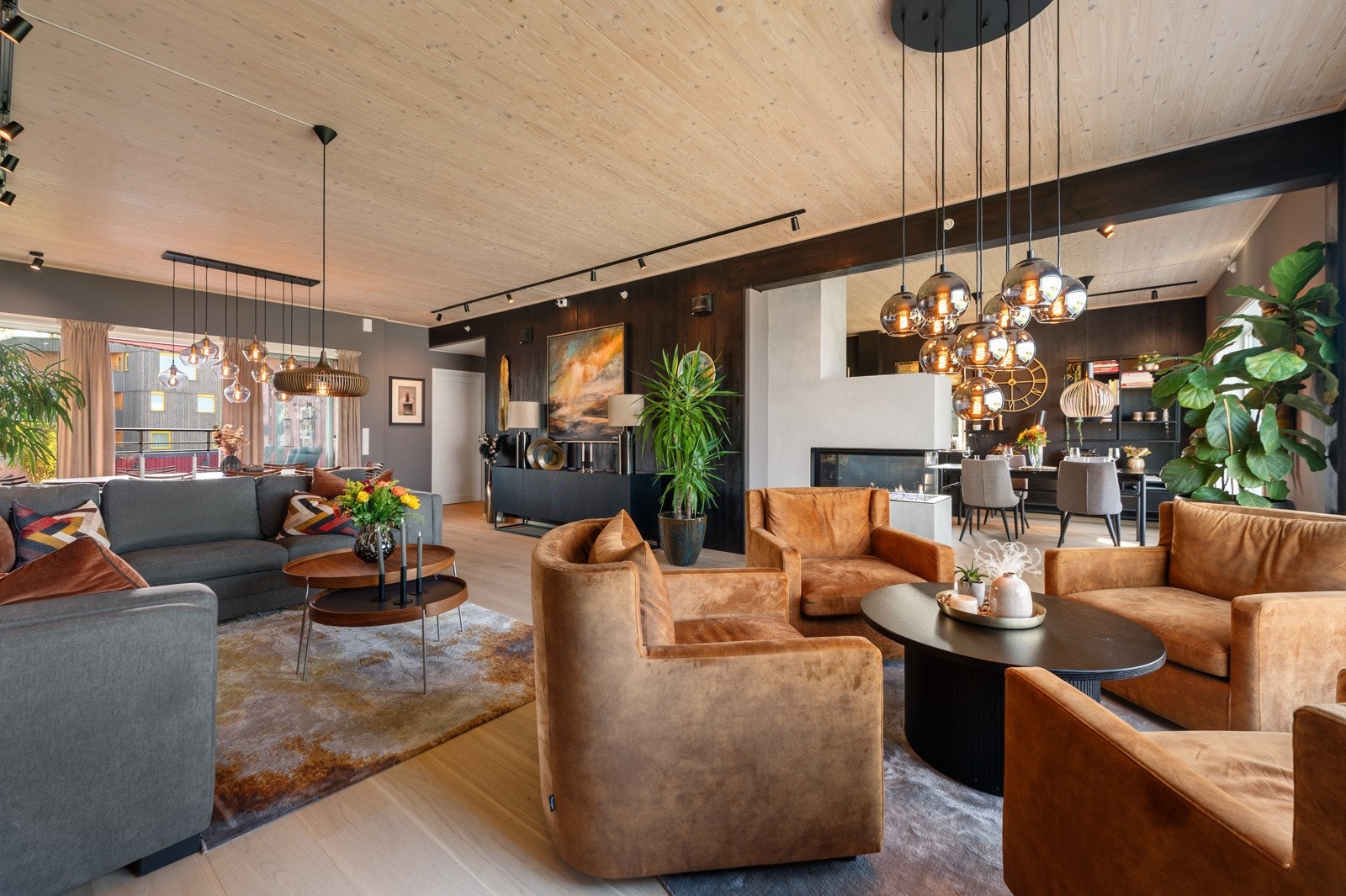 Romslig og åpen stue- og kjøkkenløsning. Galleribilde