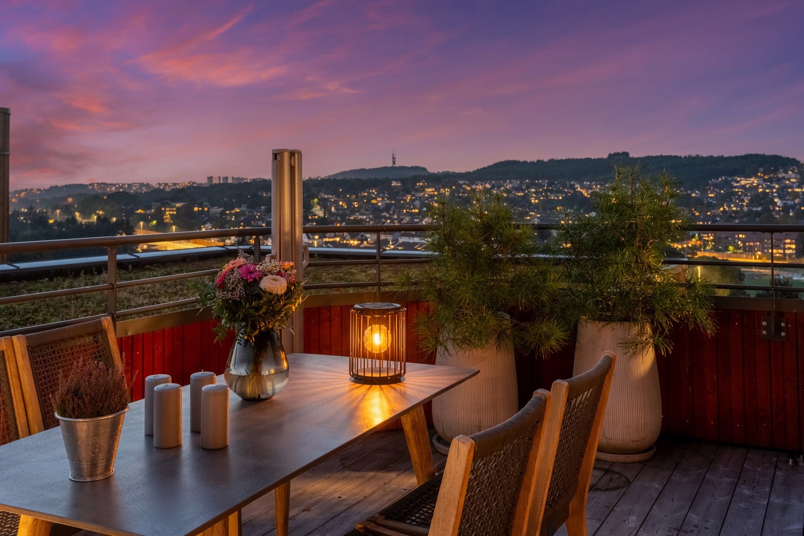 Dette er en særdeles tiltalende, stor og gjennomført toppleilighet med høy standard, gjennomtenkte løsninger, lekre materialvalg og en svært attraktiv beliggenhet på Jåttå/Hinna. Galleribilde