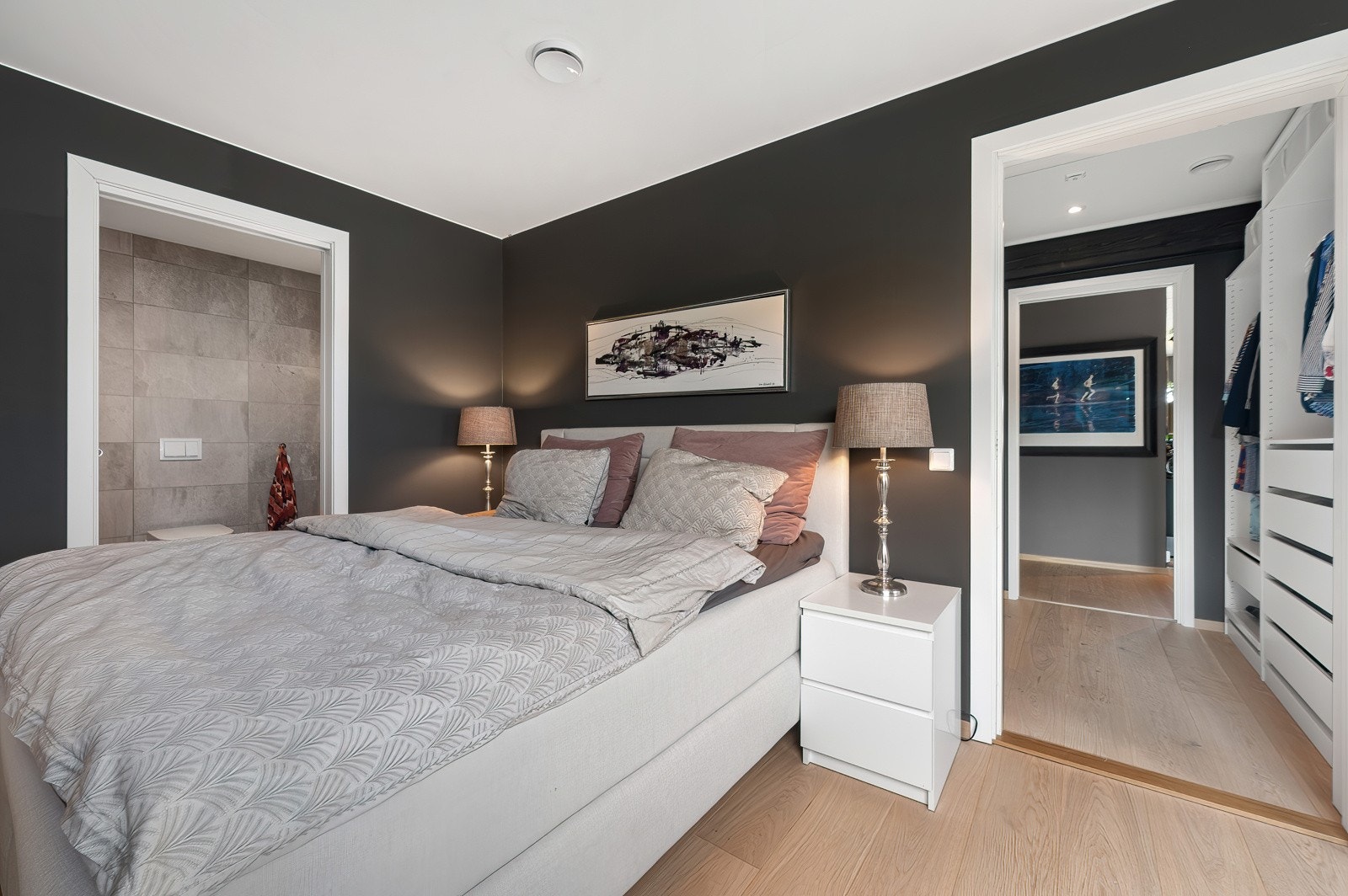 Hovedsoverom av god størrelse. Tilkomst via walk-in closet for praktisk oppbevaring. Galleribilde