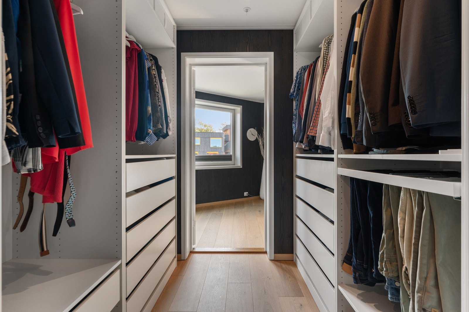 Praktisk walk-in garderobe. Galleribilde