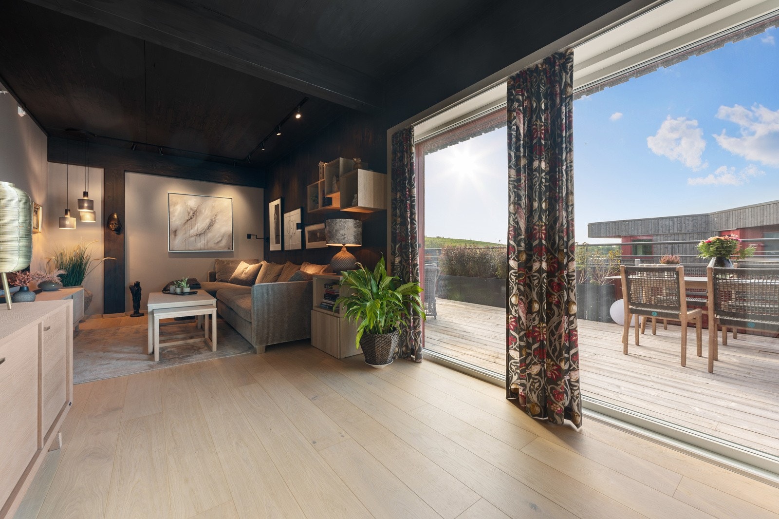 Innbydende tv-stue med tilkomst til stor balkong på 48 kvm. Galleribilde