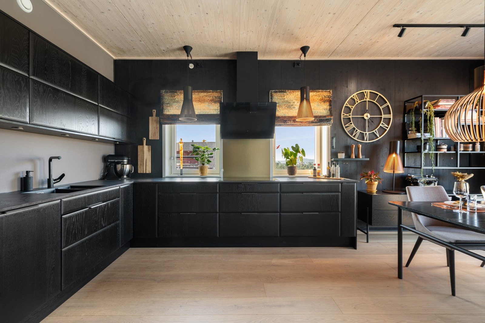 Kjøkkenet kan skilte med svært god skap- og benkeplass. Galleribilde