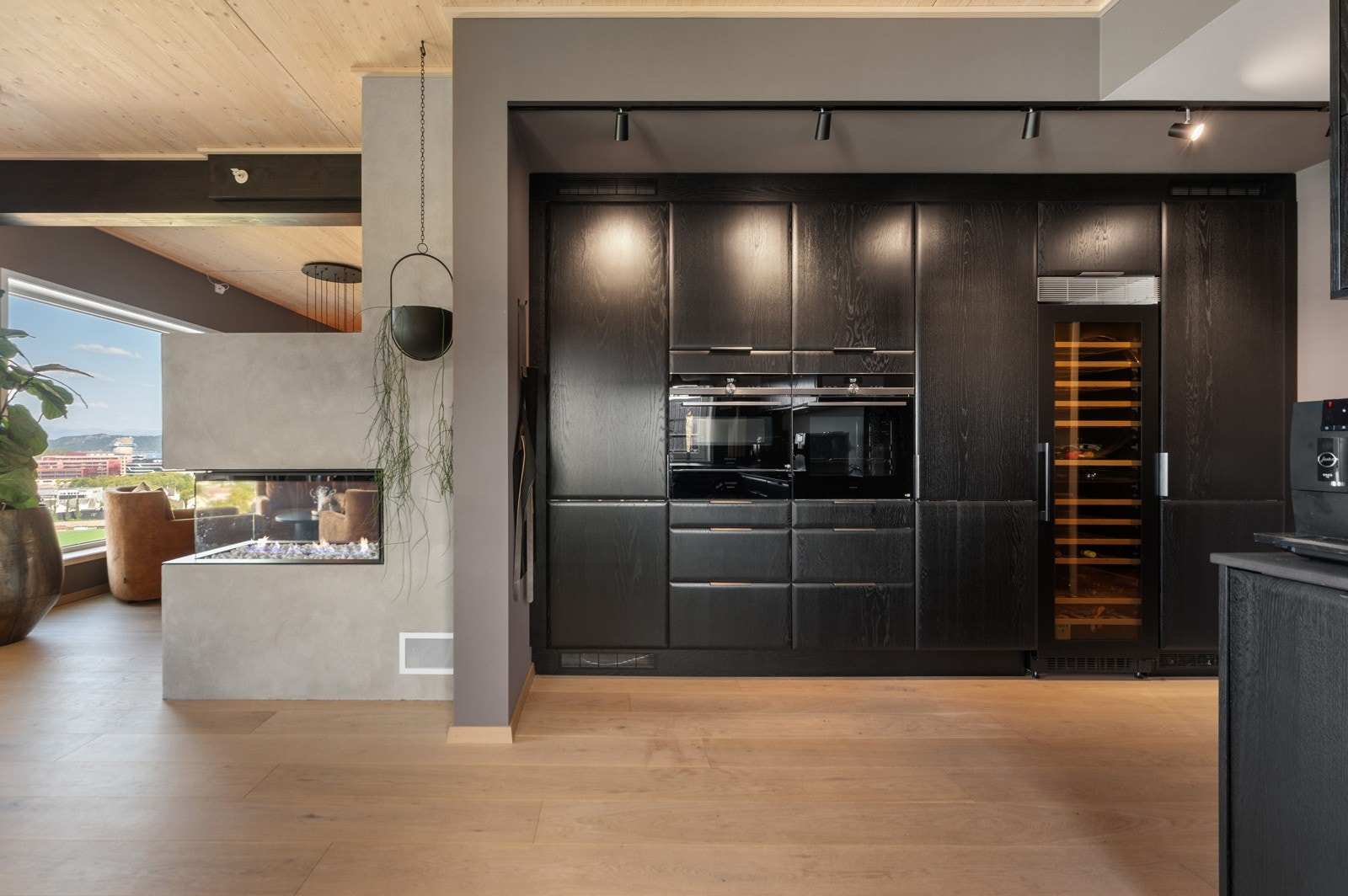 Det er integrert 2 stekeovn, platetopp, oppvaskmaskin, vinskap, kjøleskap og fryser. Galleribilde