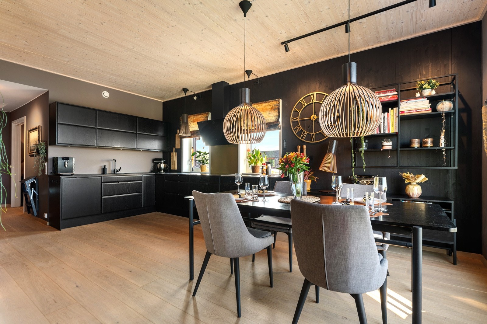 Kjøkken/spisestue. Galleribilde