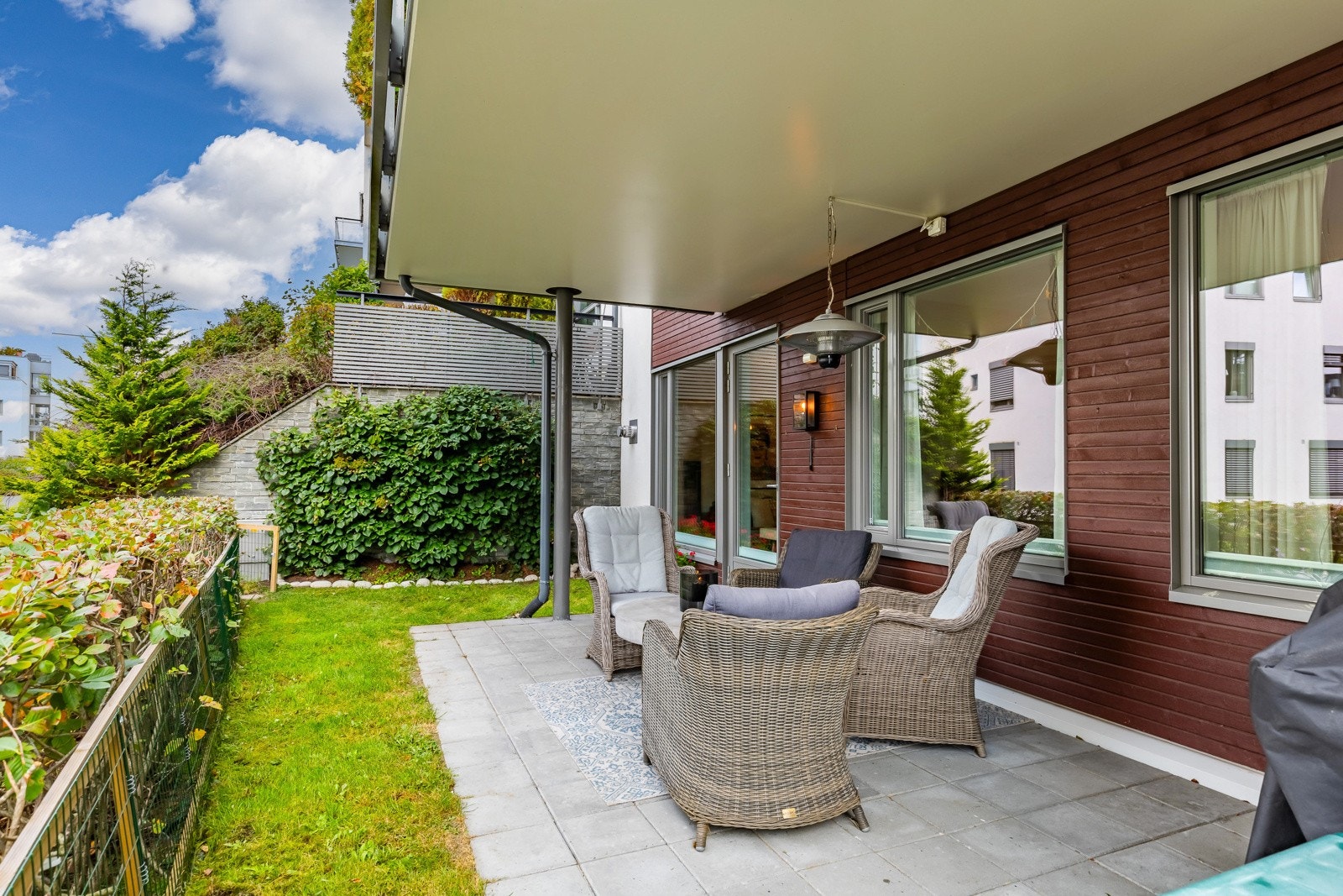 Leiligheten har utgang fra stuen til en overbygd markterrasse på ca. 16,8 kvm. Galleribilde