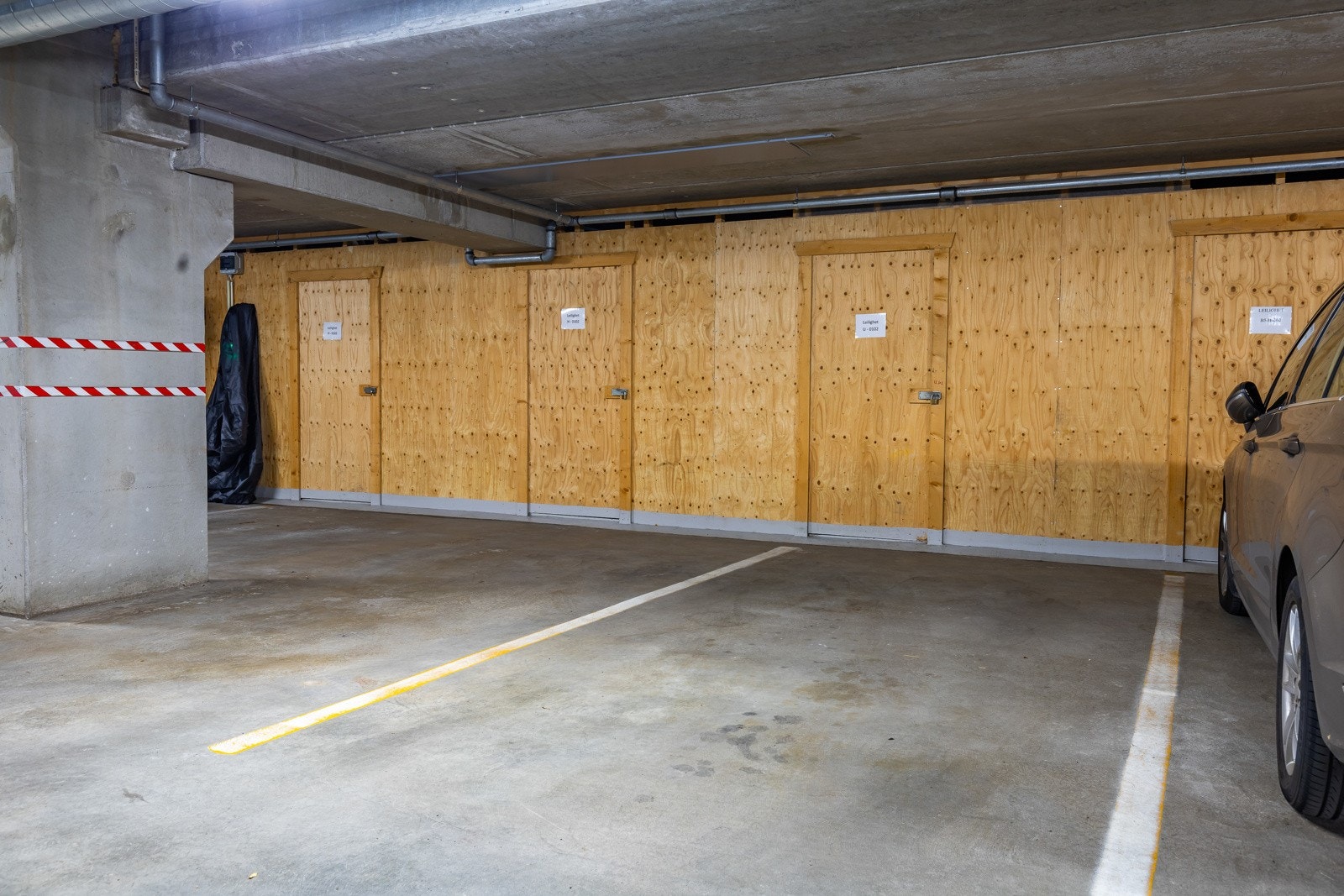 Leiligheten har for øvrig lagringsplass i en innebod og to disponible boder i bygget. Galleribilde