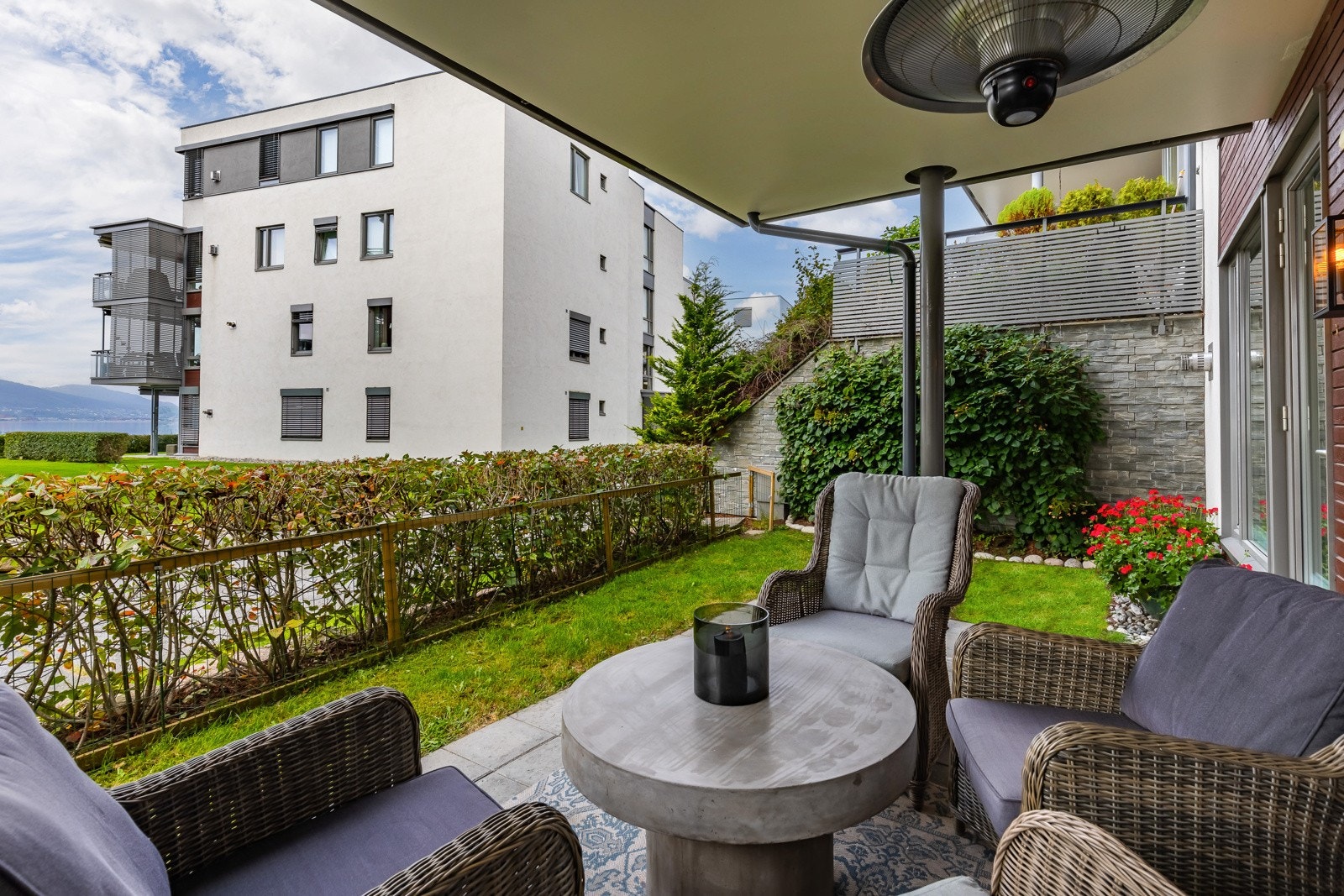 Her er solforholdene gode, og det er utmerket plass til grill og ønsket utemøblement. Galleribilde