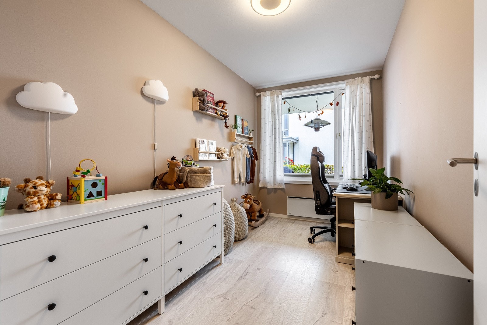 Begge rommene har tidsmessige laminatgulv, og veggene er malt i samme, varme beigetone som kan passe de aller fleste. Galleribilde