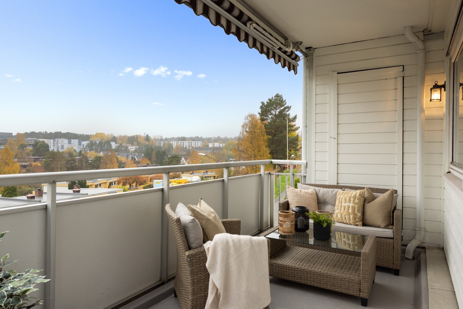 God plass på balkong. Galleribilde