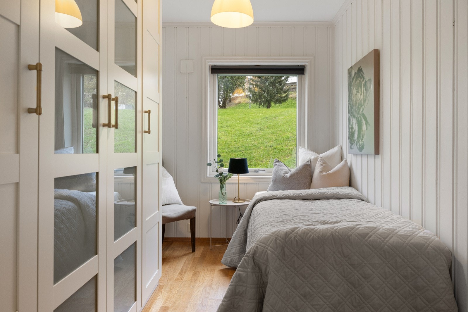 Soverom 2 er et lyst soverom med plass til seng og garderobeskap. Galleribilde