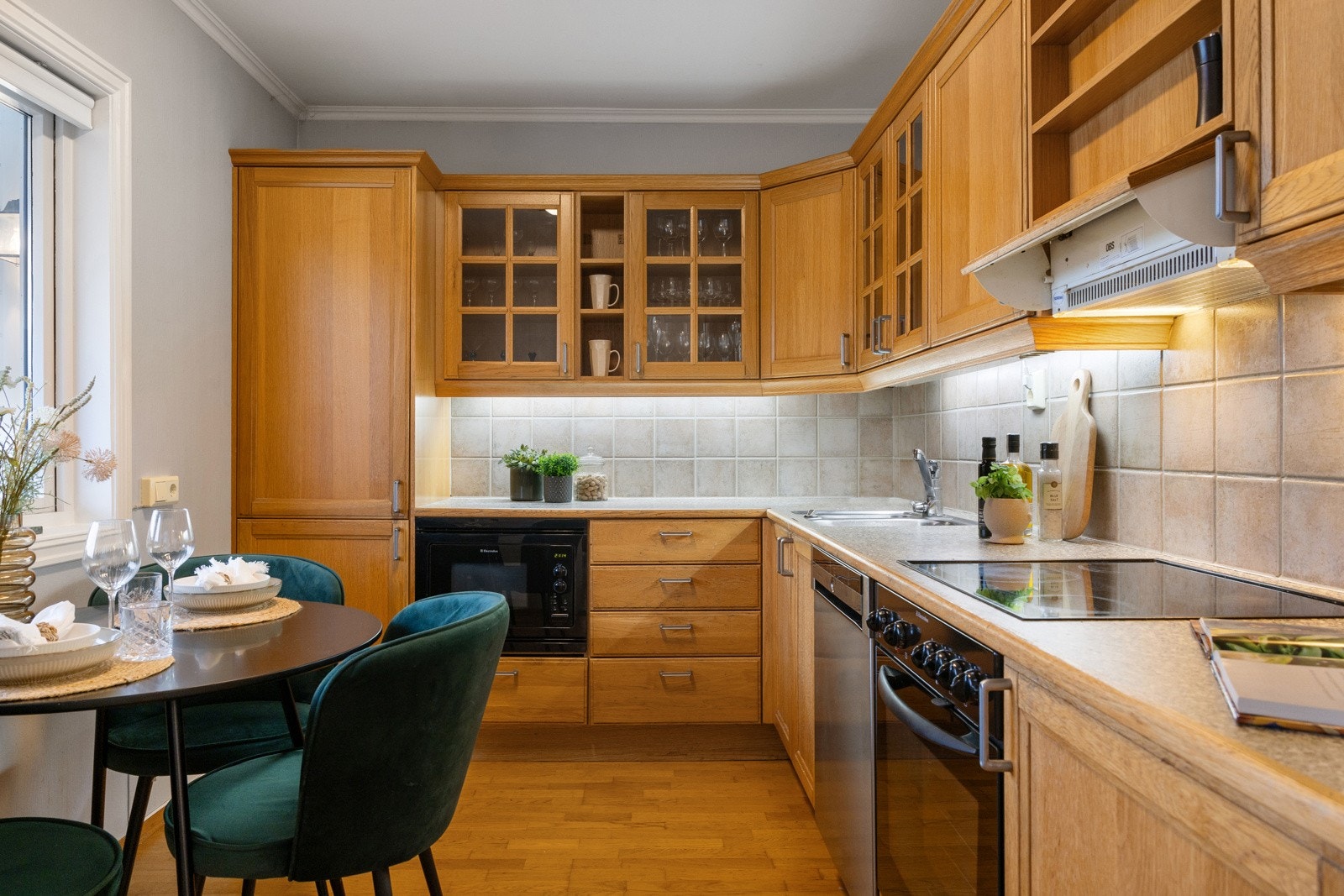 Kjøleskap fra 2023 og oppvaskmaskin fra 2018. Galleribilde