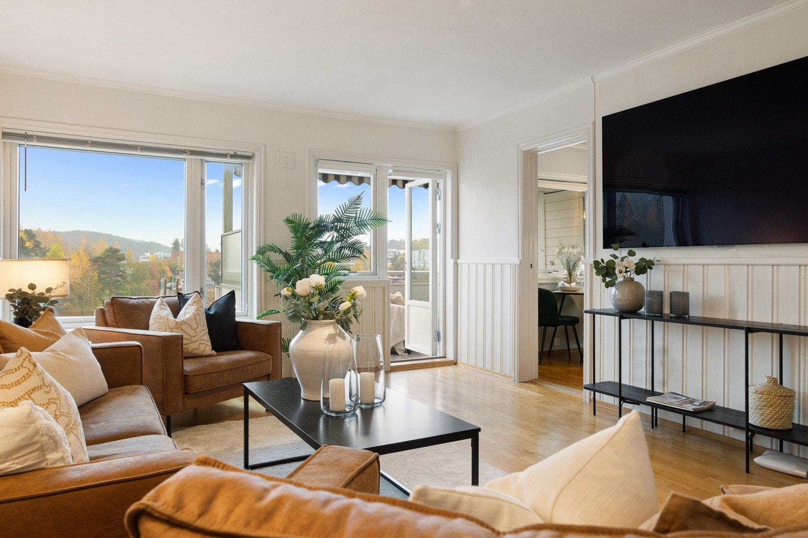 Lys og romslig stue med utgang til balkong. Galleribilde