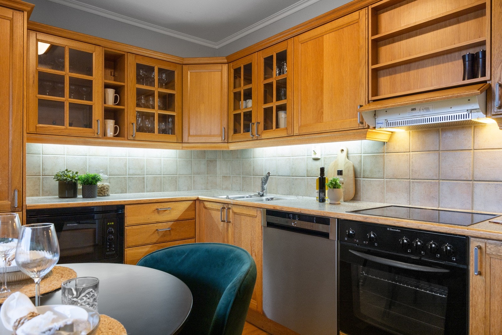 Kjøkken med mye skap- og benkeplass. Galleribilde