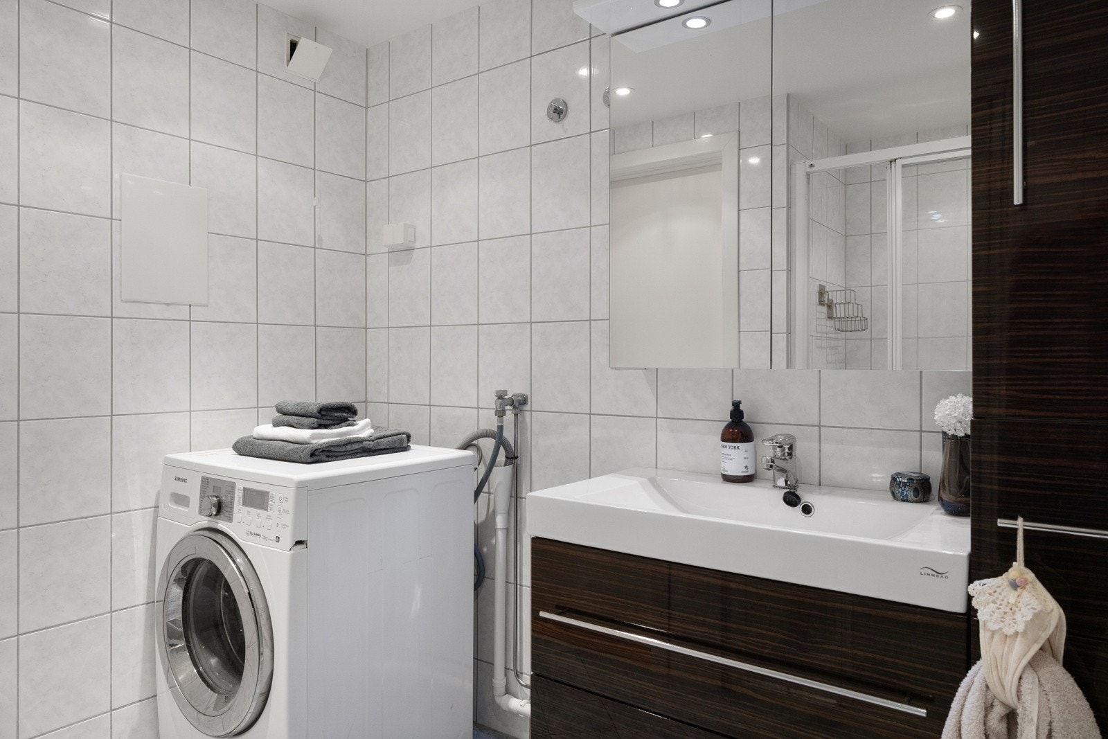 Flislagt baderom med opplegg for vaskemaskin. Oppusset i regi av borettslaget i 2011. Galleribilde