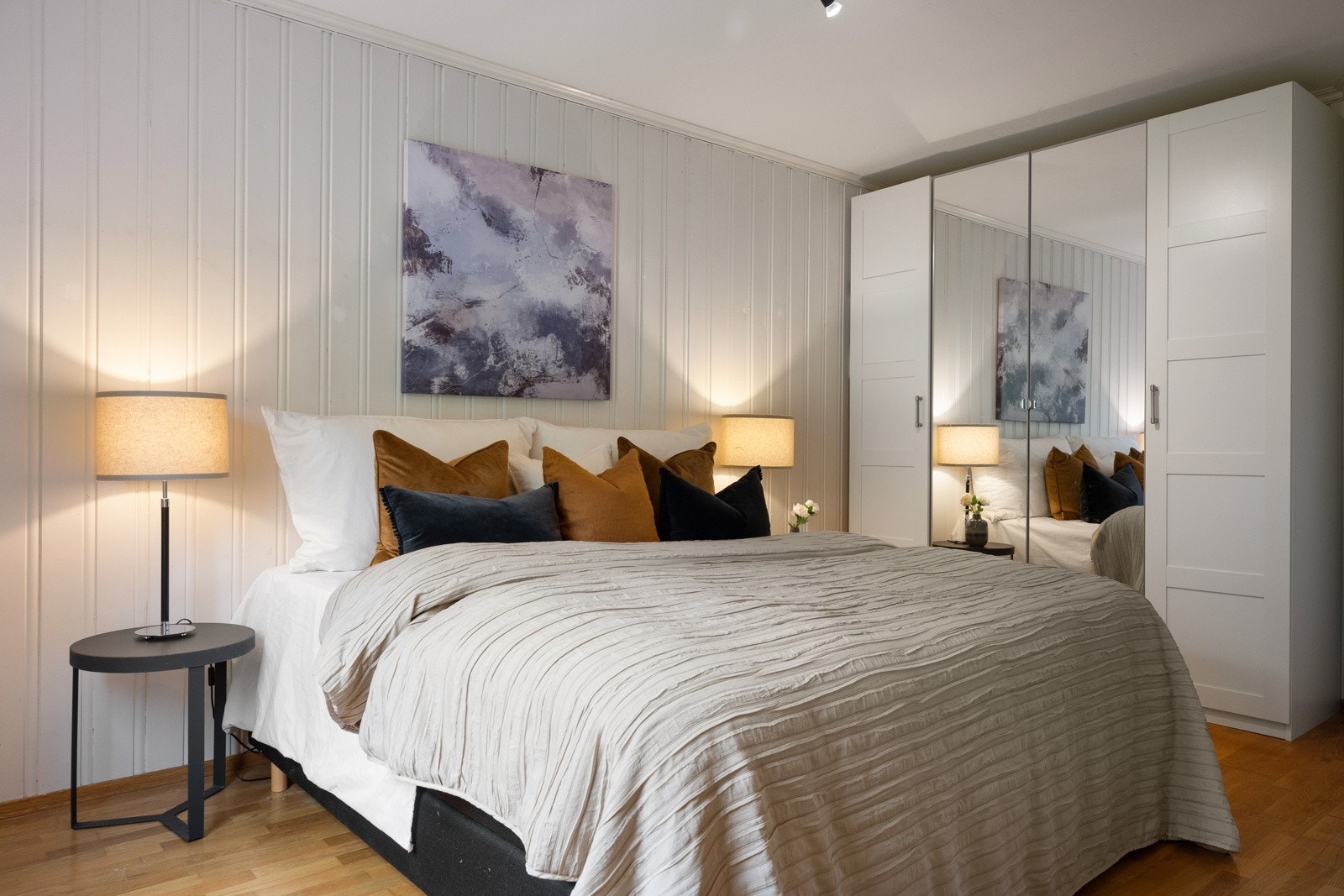 Stort og praktisk garderobeskap med speil. Galleribilde