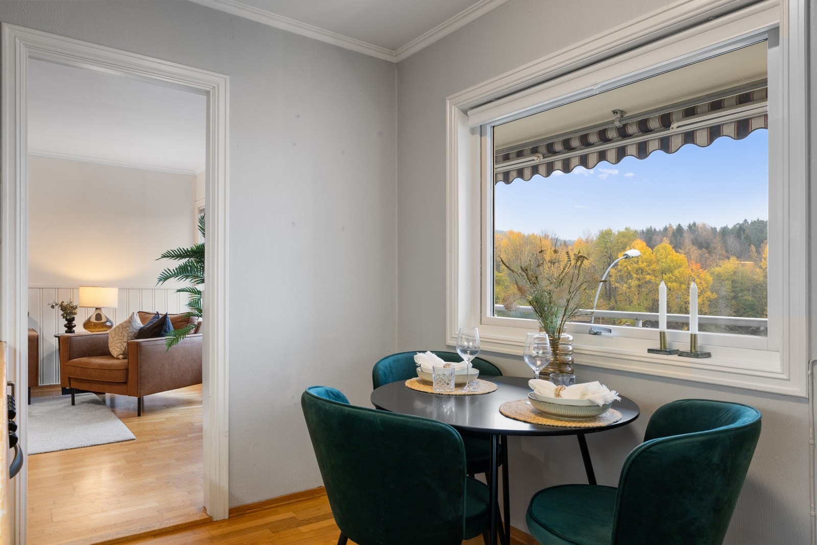 På kjøkkenet er det plass til spisebord med tilhørende møblement. Galleribilde