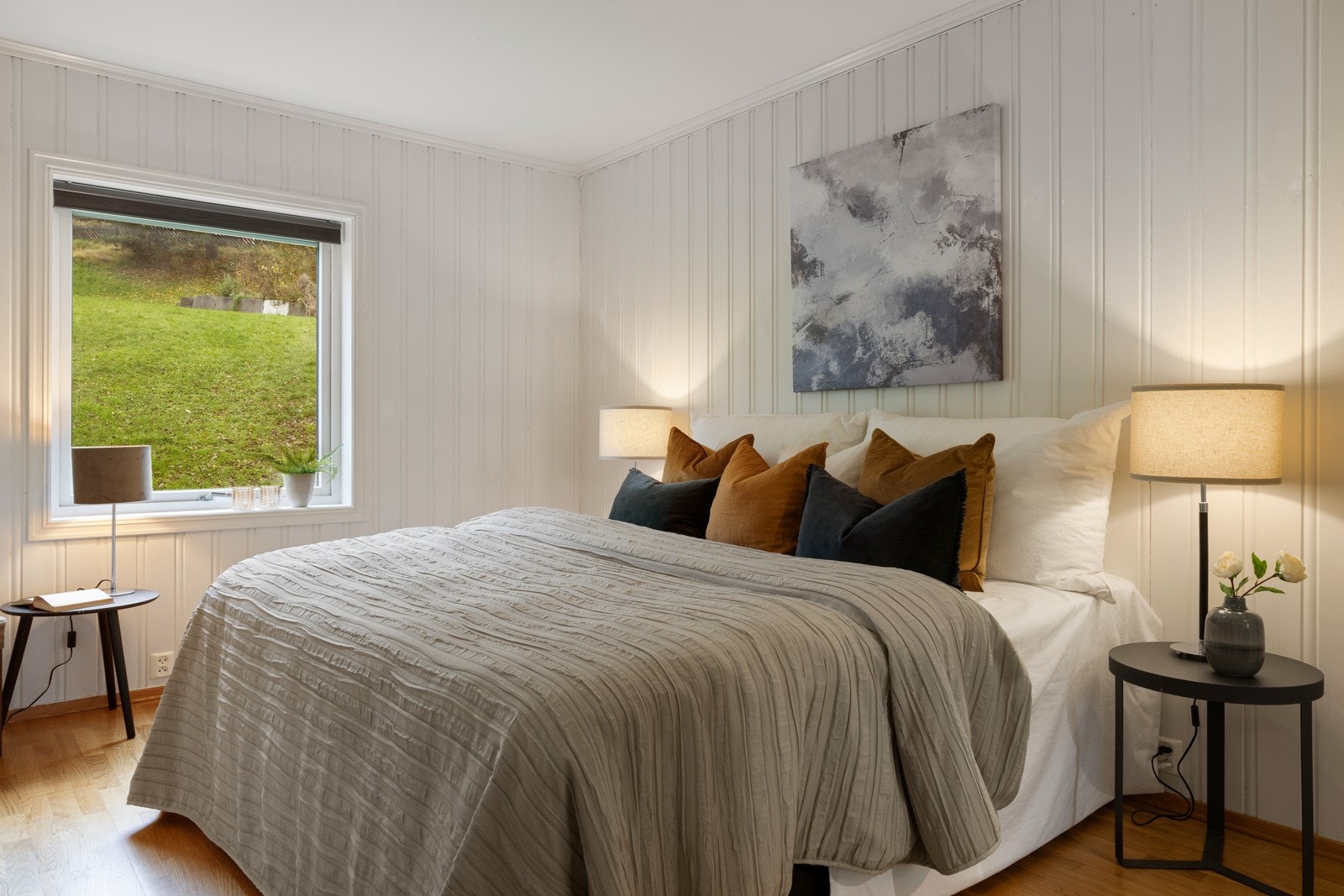 Hovedsoverommet er av god størrelse med plass til dobbeltseng og oppbevaring. Galleribilde