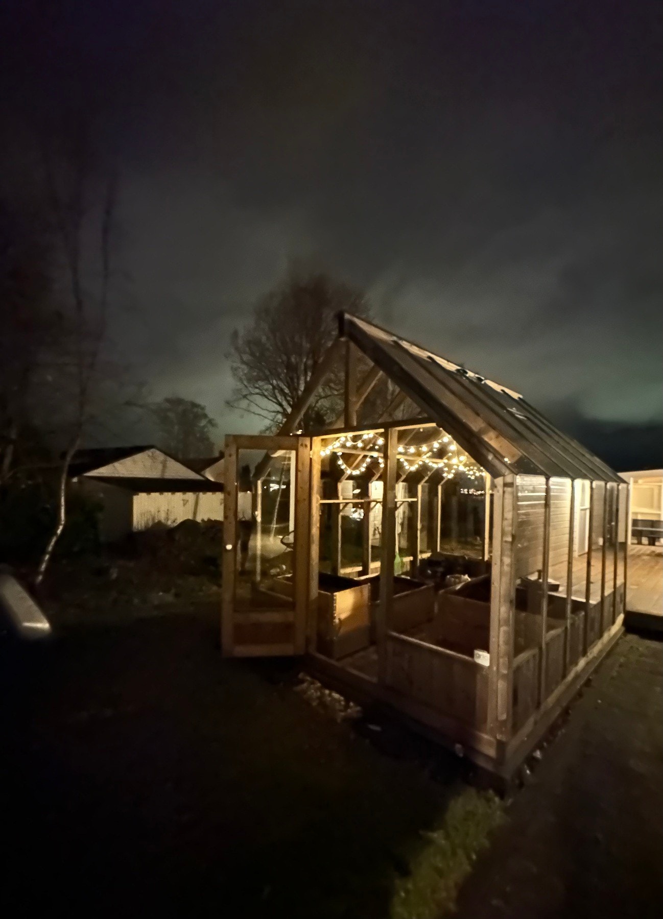Privat kveldsfoto av drivhuset. Galleribilde